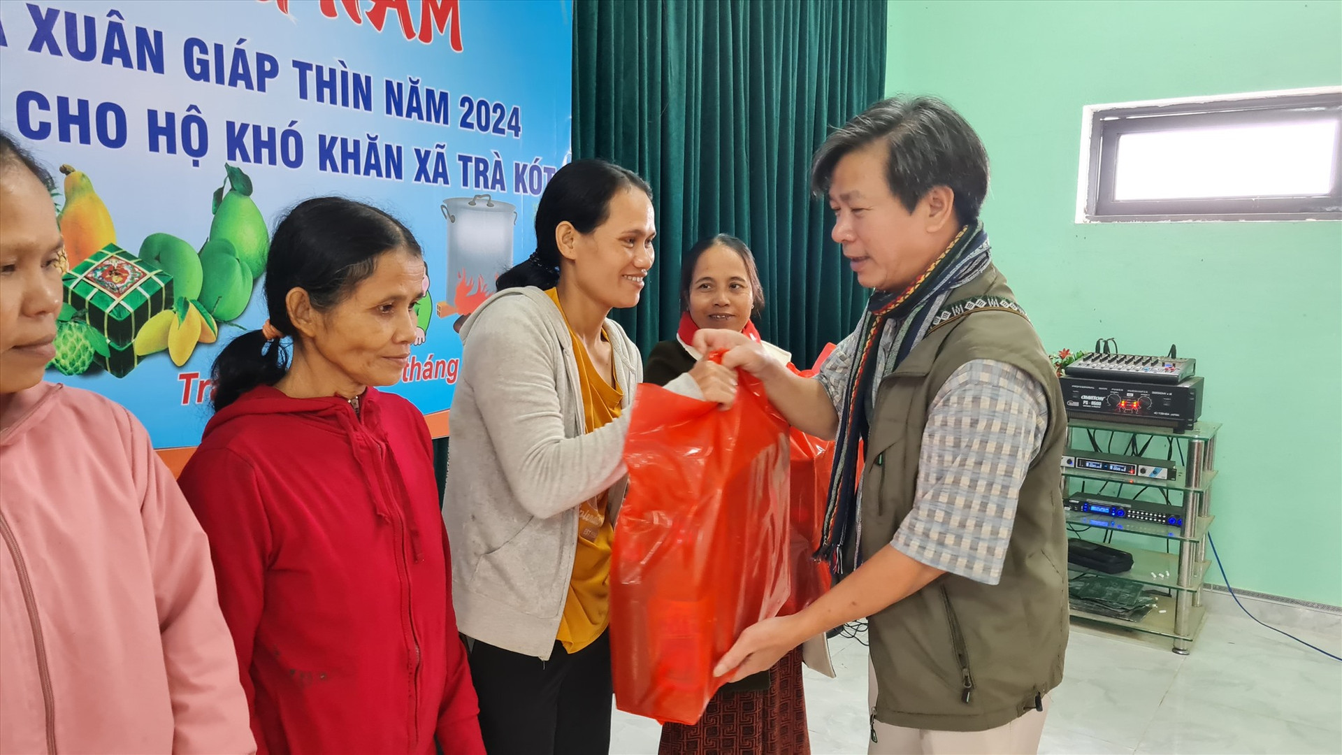 Chủ tịch Công đoàn Báo Quảng Nam tặng quà tết hộ nghèo. Ảnh: D.L