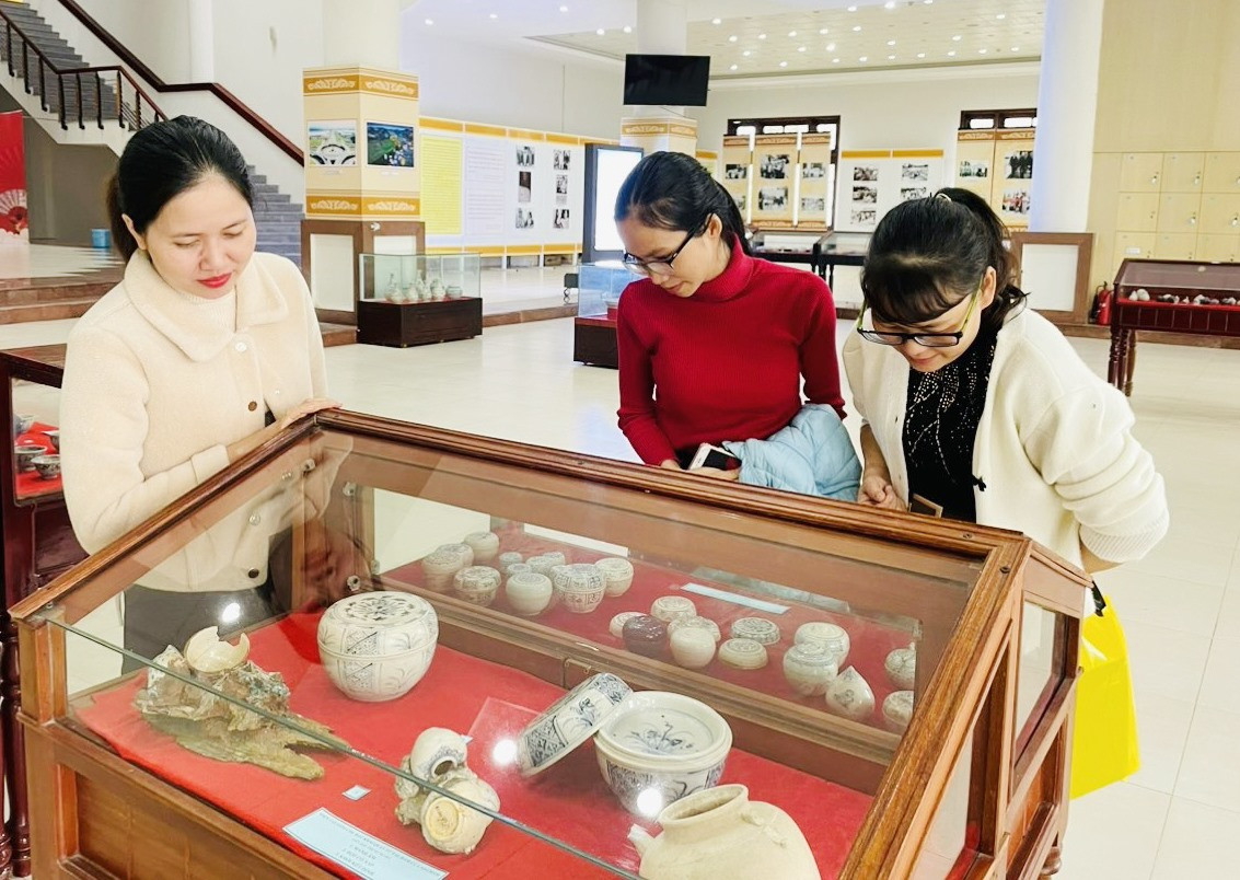 Gian trưng bày chuyên đề “Gốm Chu Đậu từ tàu đắm Cù Lao Chàm” tai Bảo tàng Quảng Nam. Ảnh: Q.T