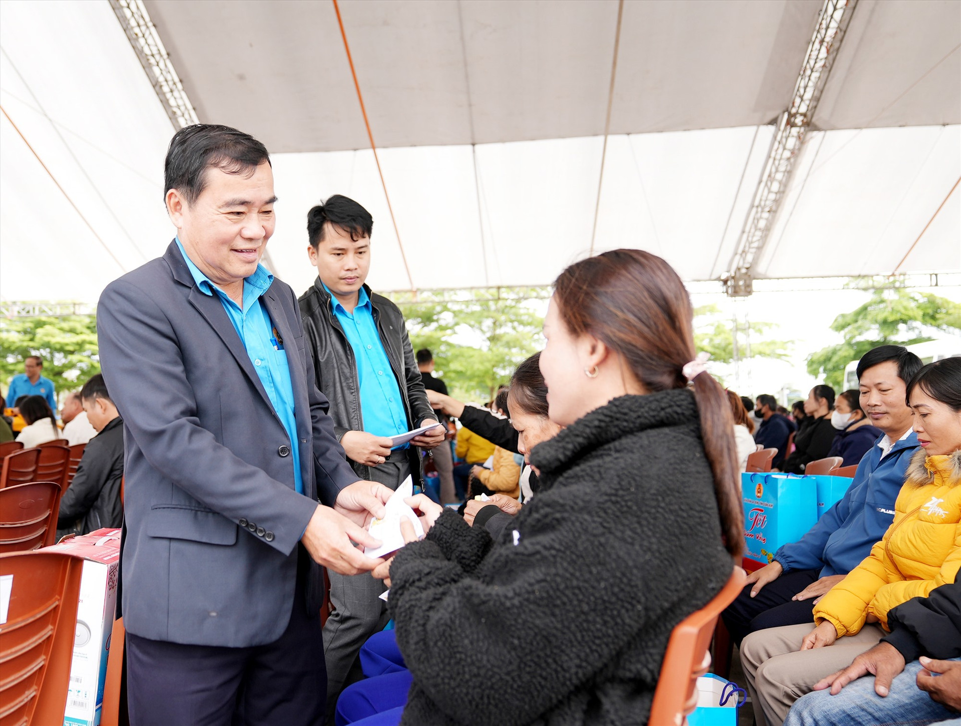 Ông Phan Xuân Quang - Chủ tịch LĐLĐ tỉnh trao các phần quà đến người lao động khó khăn. Ảnh: Q.L
