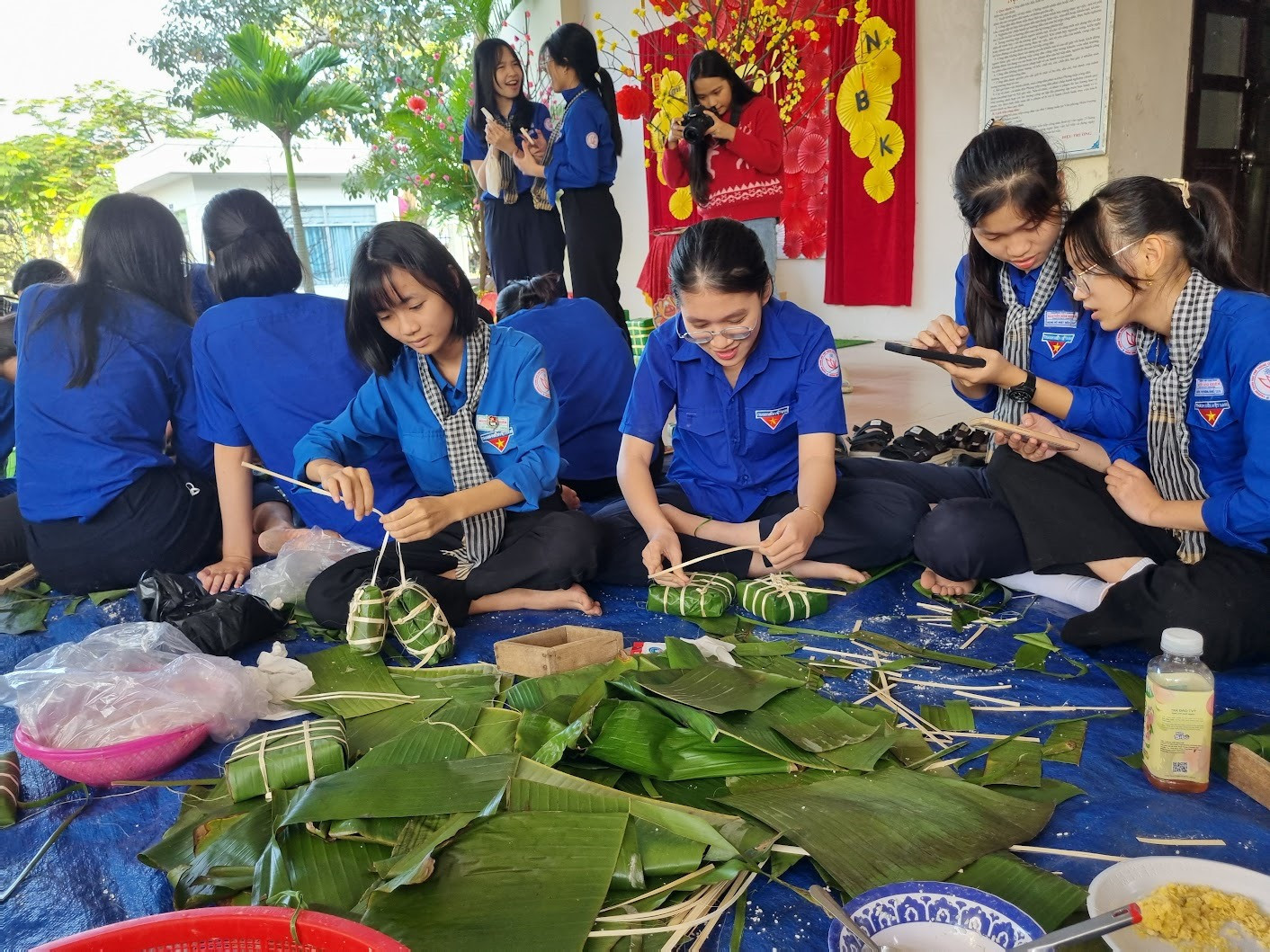 Đoàn viên thanh niên Trường THPT chuyên Nguyễn Bỉnh Khiêm gói bánh chưng tặng người khó khăn. Ảnh: C.N