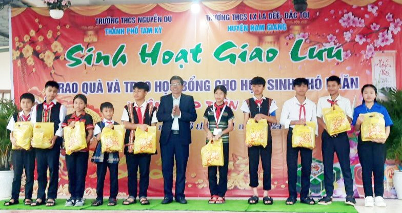 Trường THCS Nguyễn Du (Tam Kỳ) trao quà tết cho học sinh Trường THCS liên xã La Dê - Đắc Tôi (Nam Giang). Ảnh: NGUYỄN THU