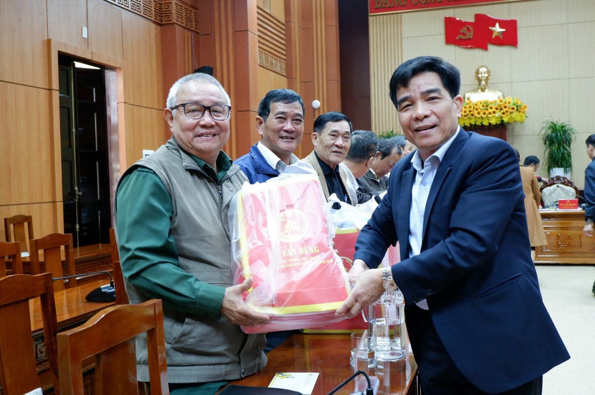 Phó Bí thư Thường trực Tỉnh ủy Lê Văn Dũng tặng quà chúc tết các hội đoàn thể.