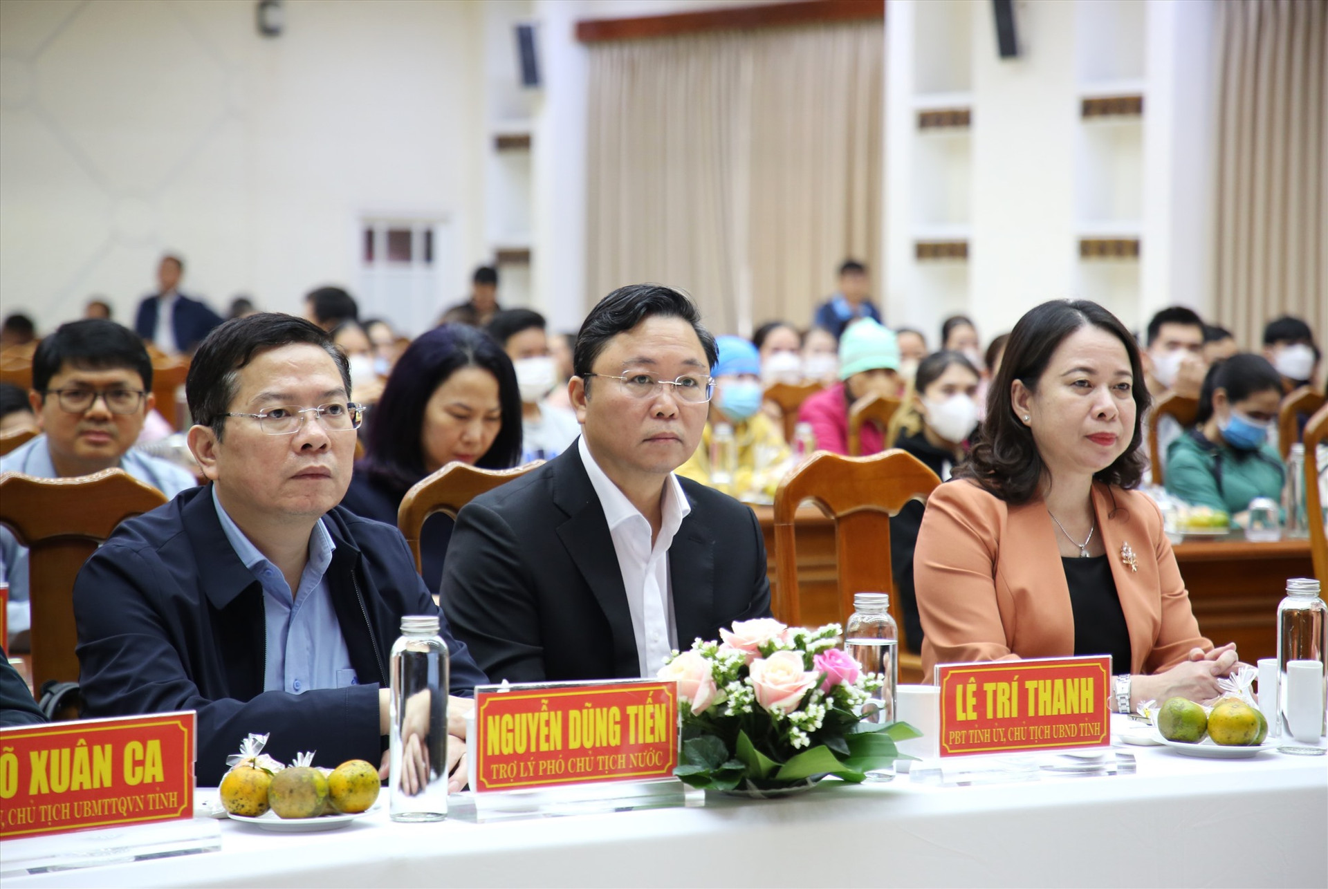 Phó Chủ tịch nước Võ Thị Ánh Xuân, cùng Chủ tịch UBND tỉnh Lê Trí Thanh và các đại biểu tham dự buổi gặp, trao quà tết. Ảnh: A.N