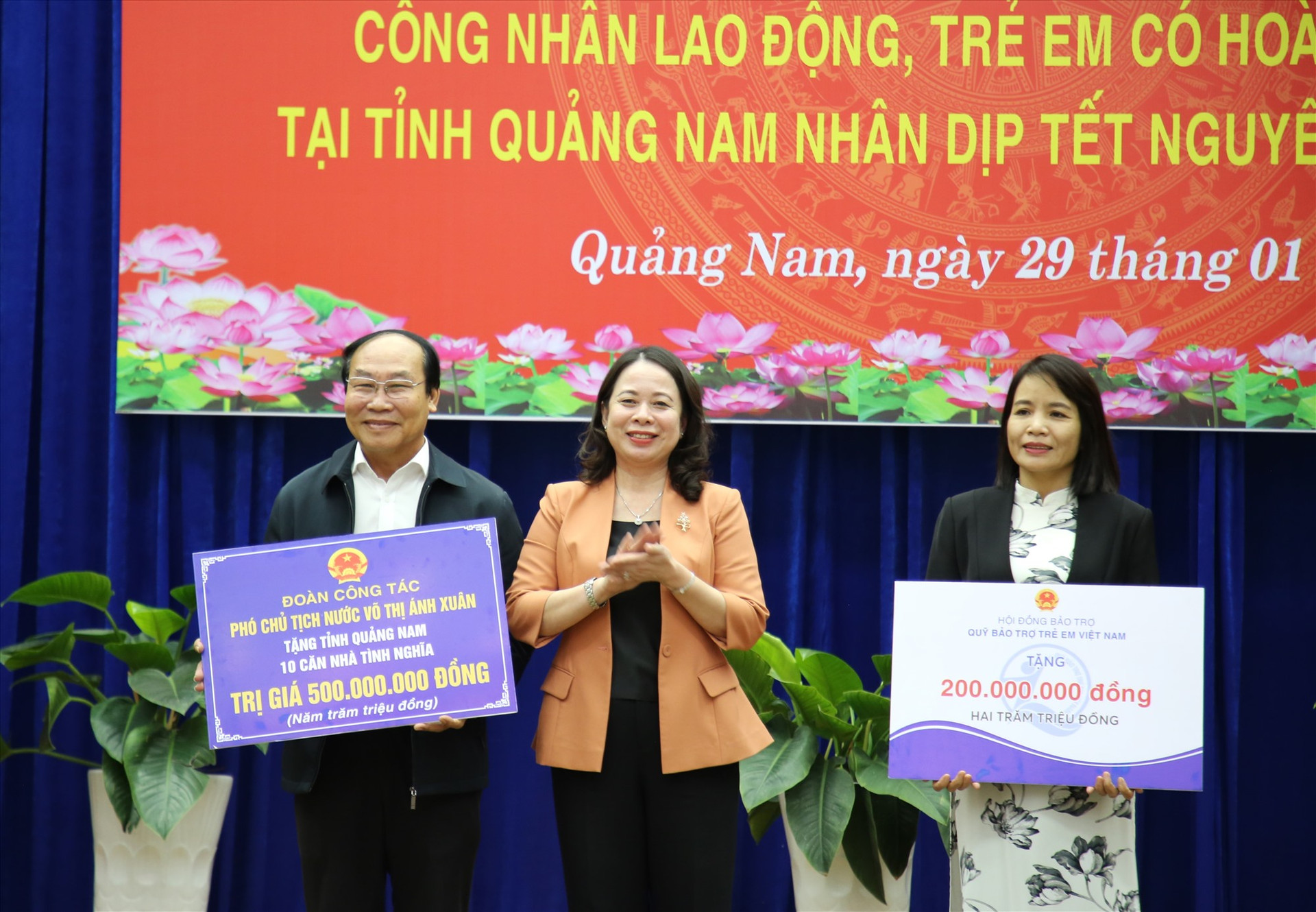 Phó Chủ tịch nước Võ Thị Ánh Xuân trao biểu trưng hỗ trợ nhà tình nghĩa và trẻ em khó khăn cho Quảng Nam. Ảnh: A.N