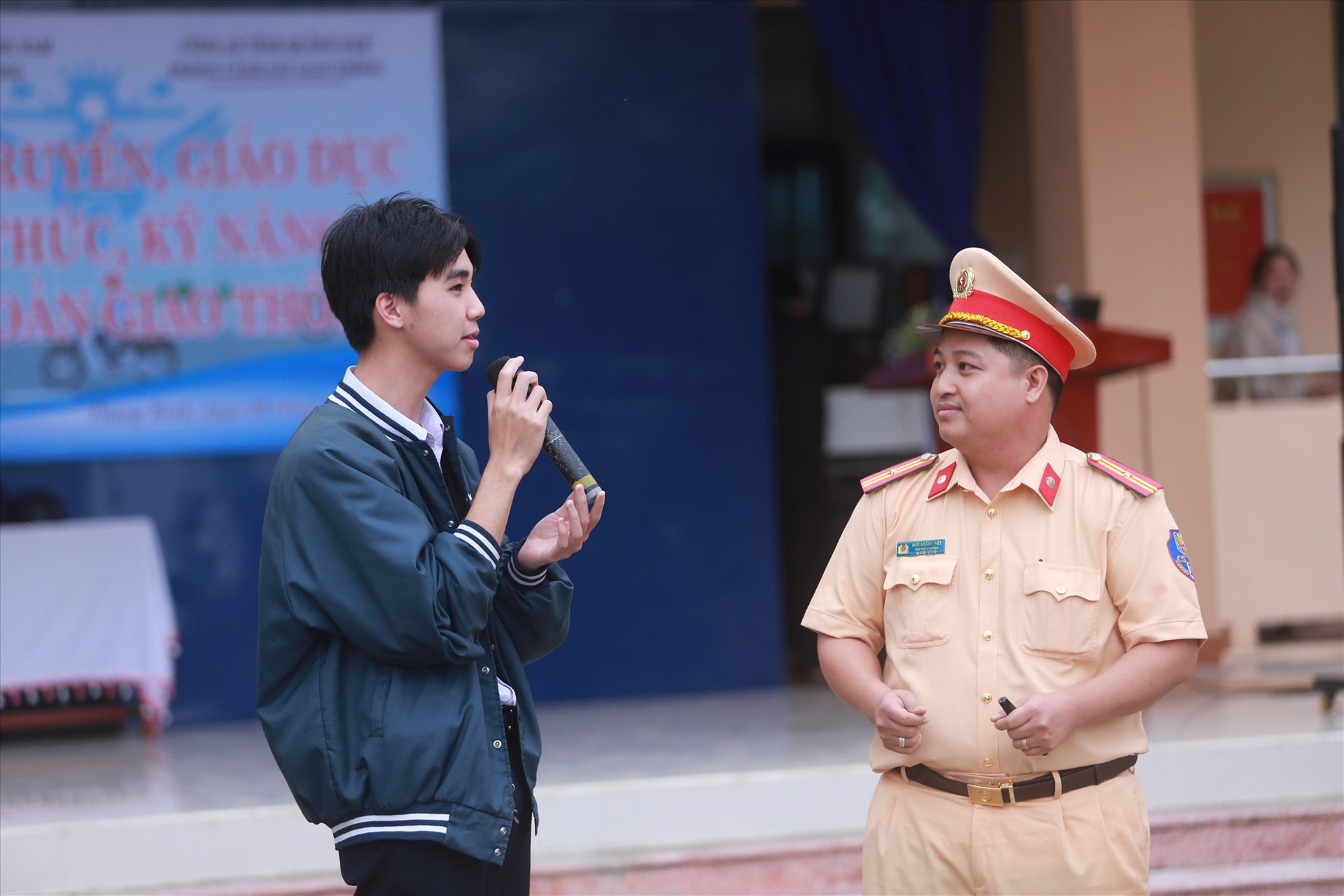 Học sinh trường THPT Hùng Vương hào hứng tham gia tương tác tại buổi tuyên truyền. Ảnh: C.Q
