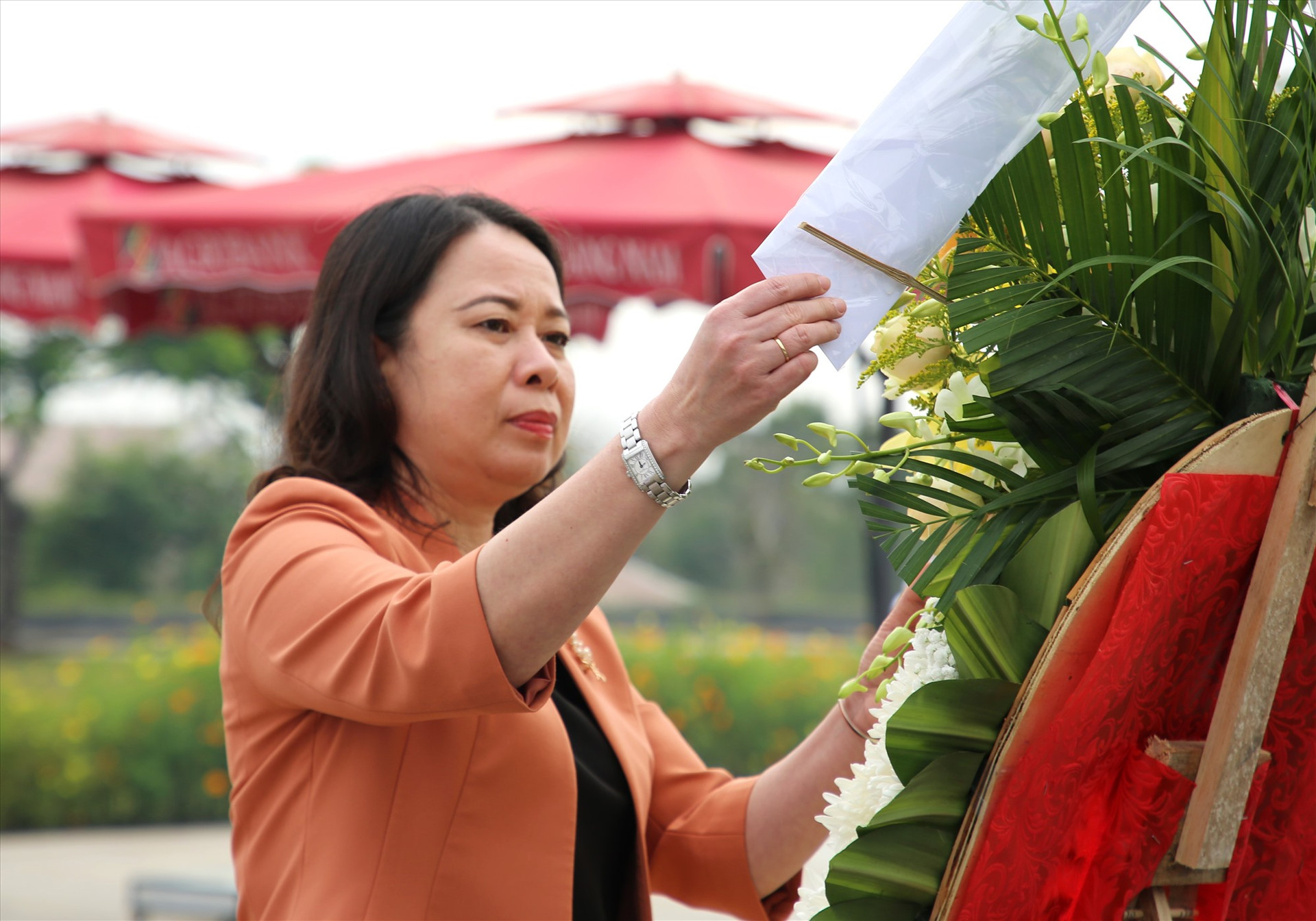 Phó Chủ tịch nước Võ Thị Ánh Xuân dâng hoa tượng nhớ các anh hùng liệt sĩ. Ảnh: Đ.N