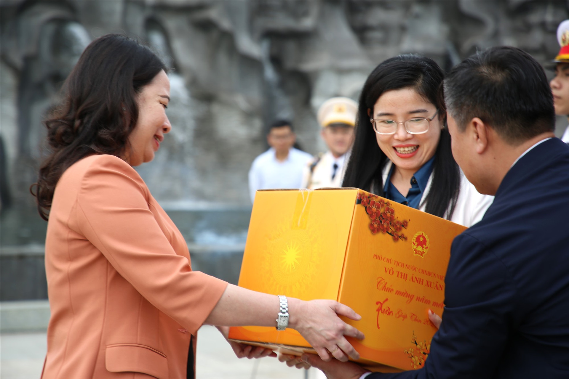 Đại diện Ban Quản lý Tượng đài Mẹ Việt Nam anh hùng đón nhận món quà từ Phó Chủ tịch nước. Ảnh: Đ.N
