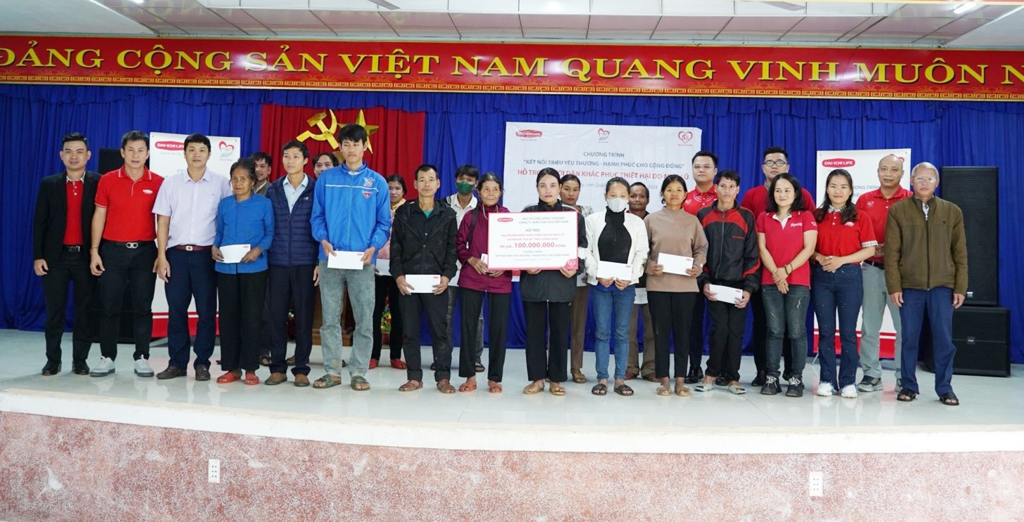 Đại diện Dai-ichi Life Việt Nam trao quà hỗ trợ người dân bị ảnh hưởng do mưa lũ tại huyện Bắc Trà My.