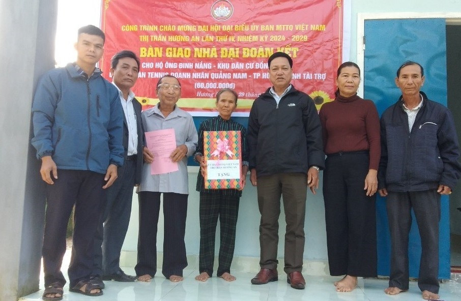 Ủy ban MTTQ Việt Nam thị trấn Hương An trao nhà đại đoàn kết cho hộ ông Đinh Nắng. Ảnh: N.TRUNG