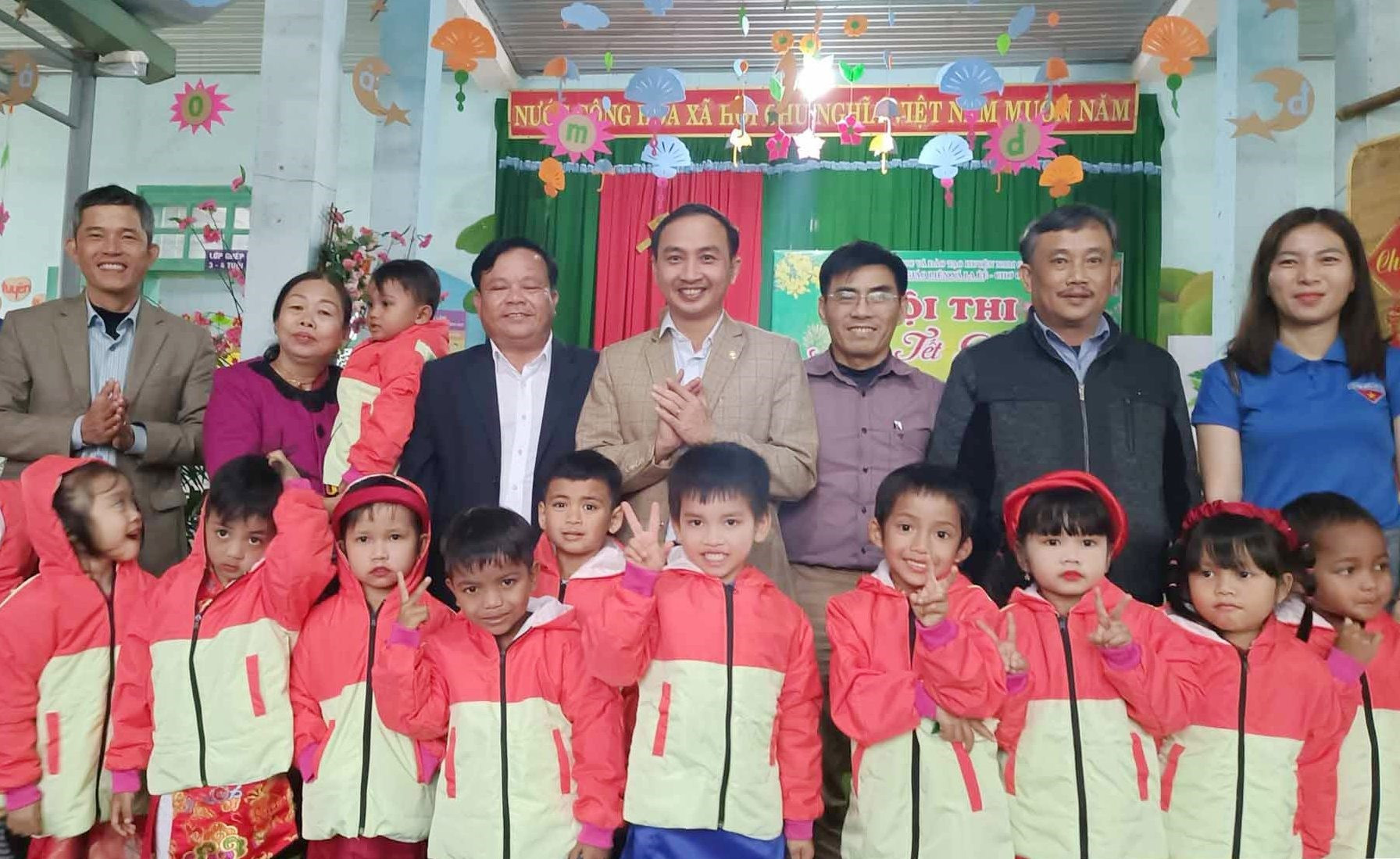 Tuổi trẻ Tam Kỳ tặng nhiều phần quà cho người dân xã La Êê, huyện Nam Giang