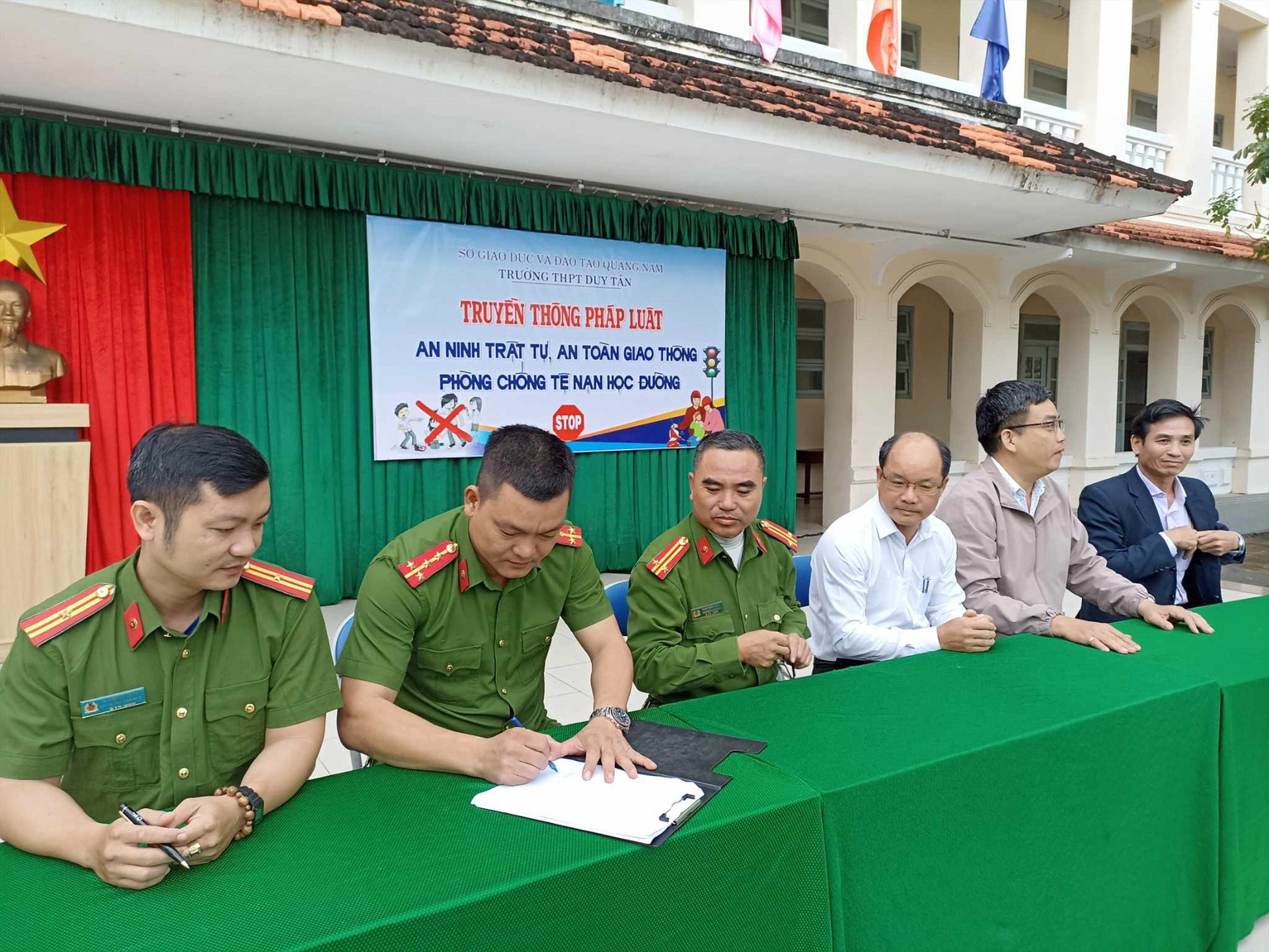 Lễ ký kết đảm bảo an ninh trật tự giữa Trường THPT Duy Tân và các địa phương có học sinh học tại trường. Ảnh: L.D