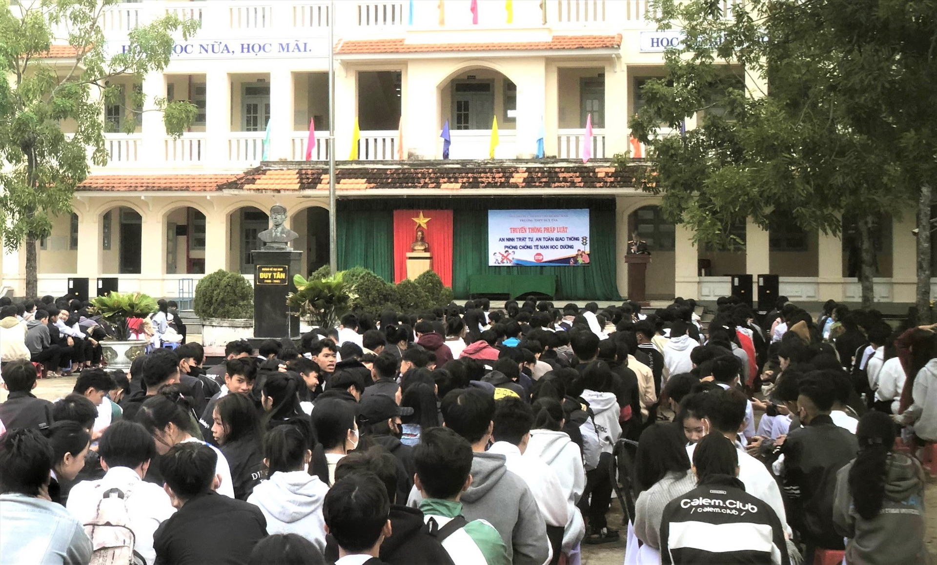 Buổi tuyên truyền pháp luật cho học sinh tại Trường THPT Duy Tân, TP.Tam Kỳ. Ảnh: Đ.D