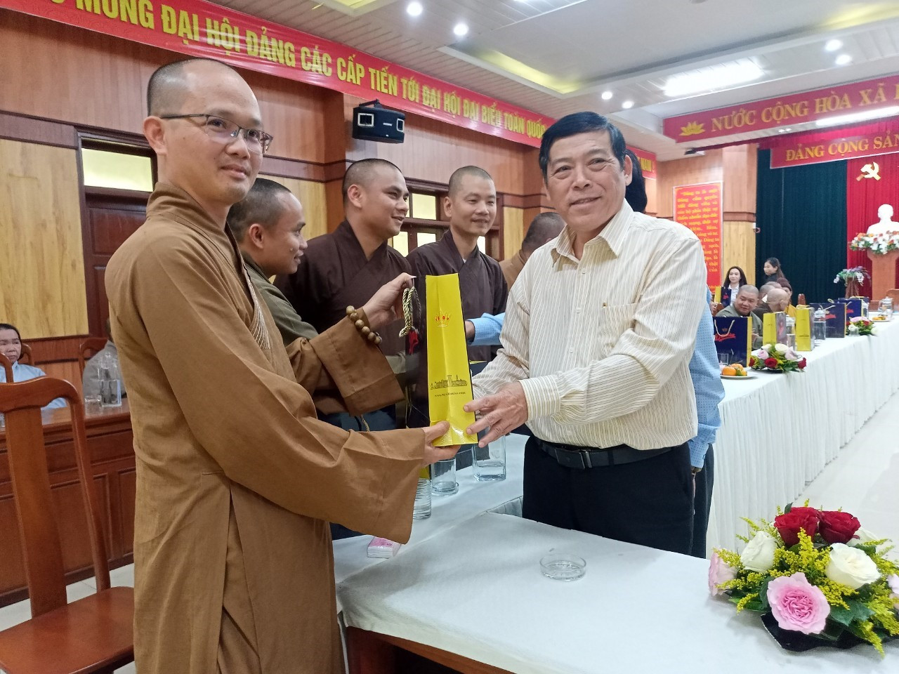 Phó Bí thư Huyện ủy Núi Thành Nguyễn Văn Mau tặng quà Tết cho chức sắc tôn giáo Ảnh VP