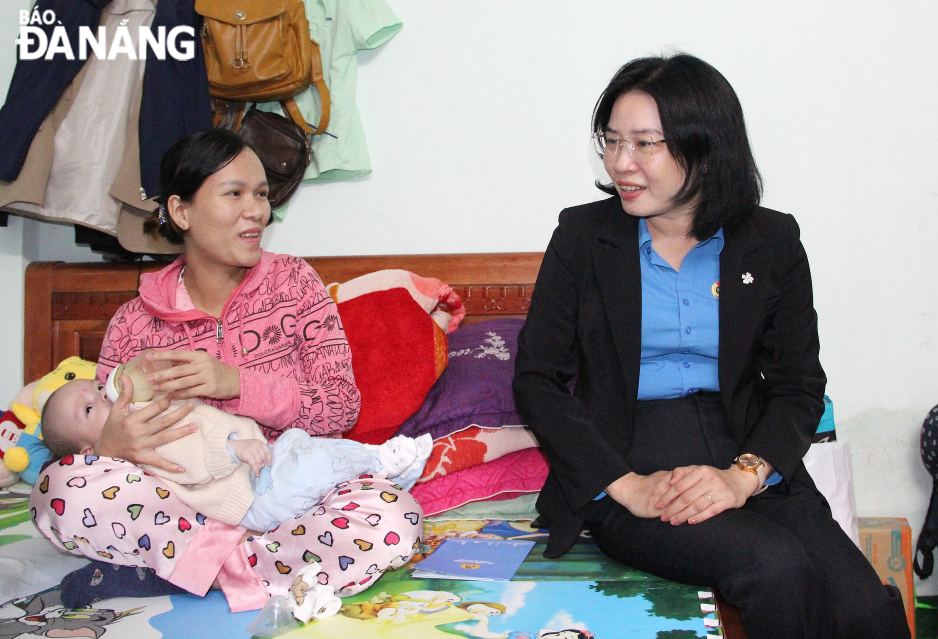 Chủ tịch LĐLĐ thành phố Phan Thị Thúy Linh (bên trái) ân cần thăm hỏi người lao động. Ảnh: X.H