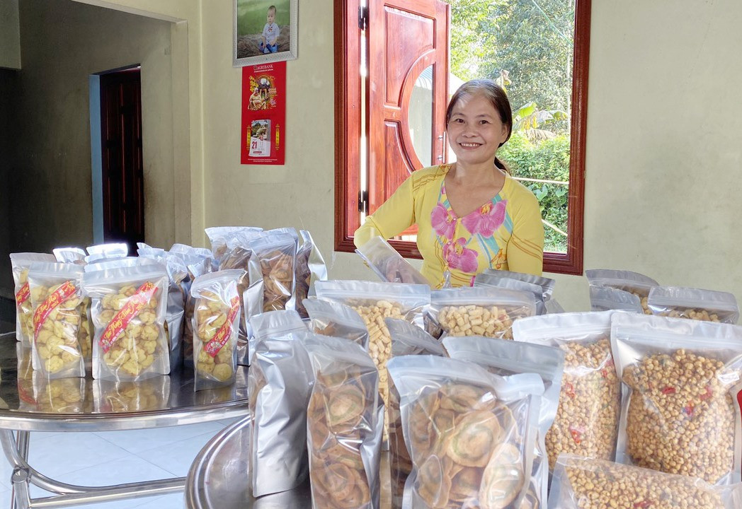 Bánh kẹo Thành Lợi cung ứng sản phẩm cho thị trường tết ở huyện Nông Sơn và vùng lân cận. Ảnh: T.P
