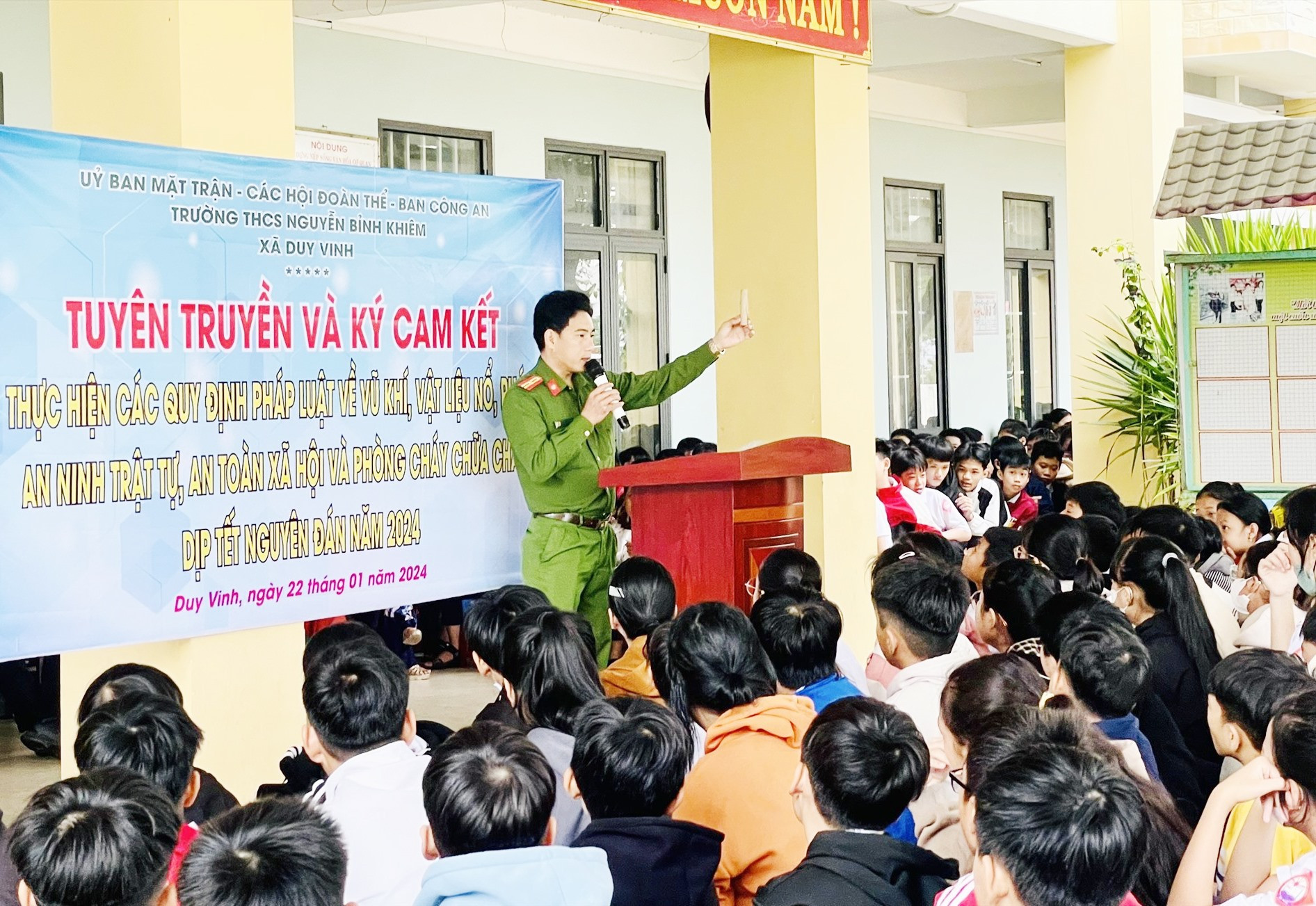 Lực lượng công an tuyên truyền phòng chống pháo nổ cho học sinh tại Trường THCS Nguyễn Bỉnh Khiêm (xã Duy Vinh, Duy Xuyên). Ảnh: M.T