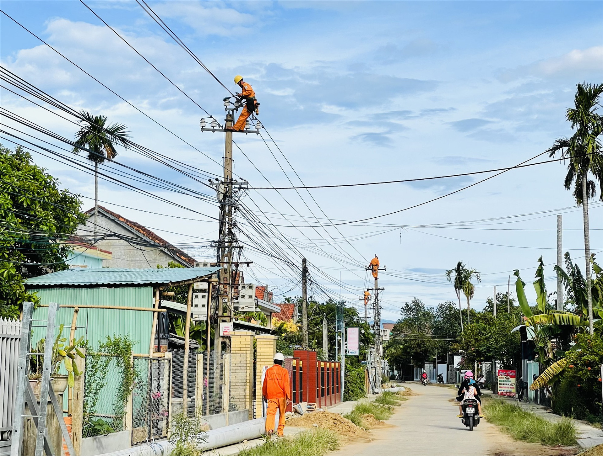 Thời gian qua, Quảng Nam quan tâm đầu tư cải tạo, nâng cấp hệ thống lưới điện nông thôn. Ảnh: PV