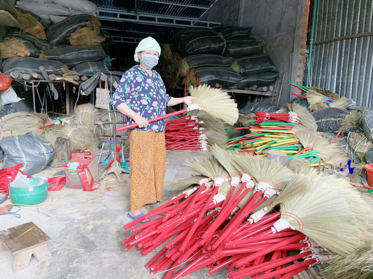 Làng nghề quấn chổi ở thôn Chiêm Sơn hiện có hơn 200 hộ dân tham gia, giải quyết việc làm cho khoảng 400 lao động. Ảnh: PV