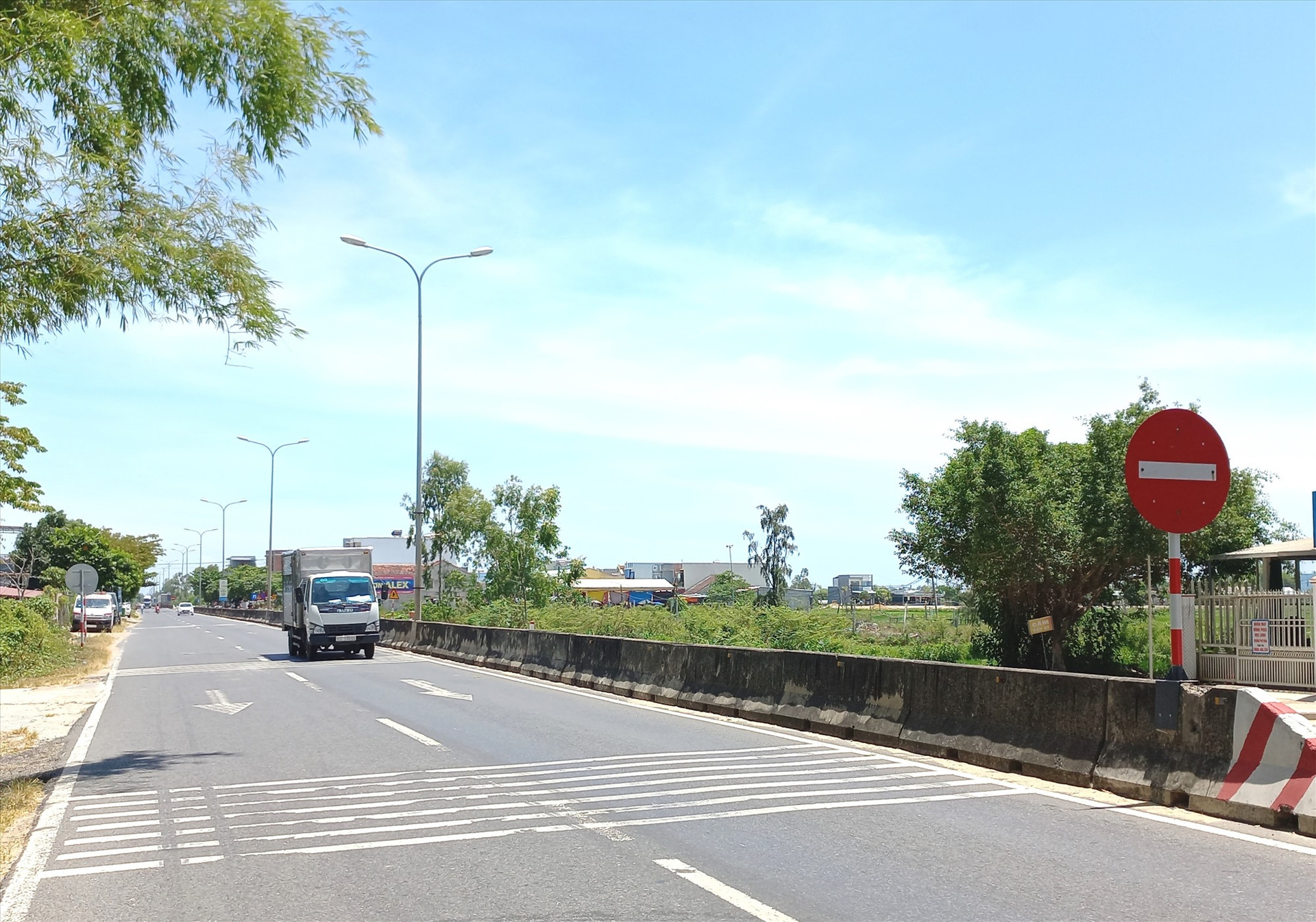 Tuyến QL1 đoạn qua địa phận huyện Thăng Bình. Ảnh: C.T