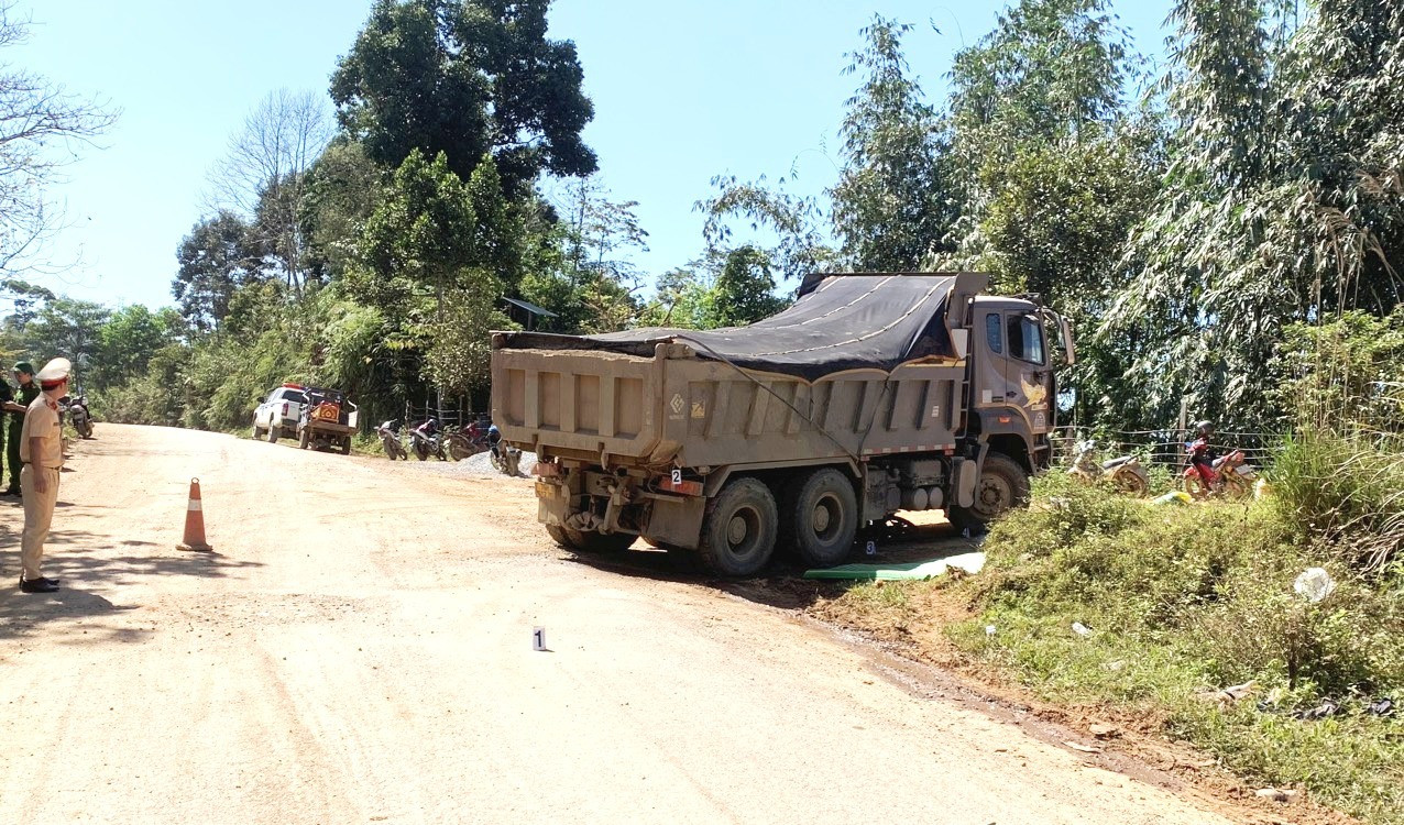 Vụ TNGT nghiêm trọng xảy ra tại km64, tuyến quốc lộ 14D qua địa bàn Nam Giang vào ngày 19/1/2024. Ảnh: T.C.T