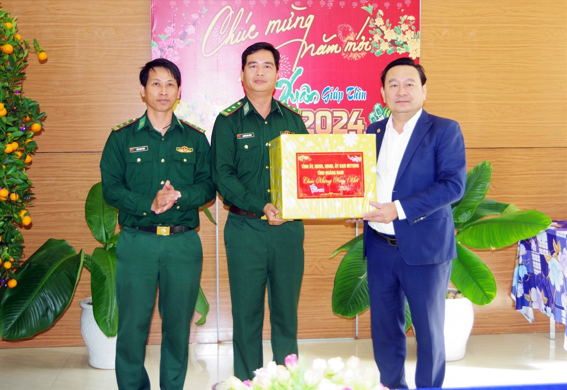 Phó Chủ tịch HĐND tỉnh Nguyễn Công Thanh tặng quà tết Đồn Biên phòng Cù Lao Chàm. Ảnh: HỒNG ANH