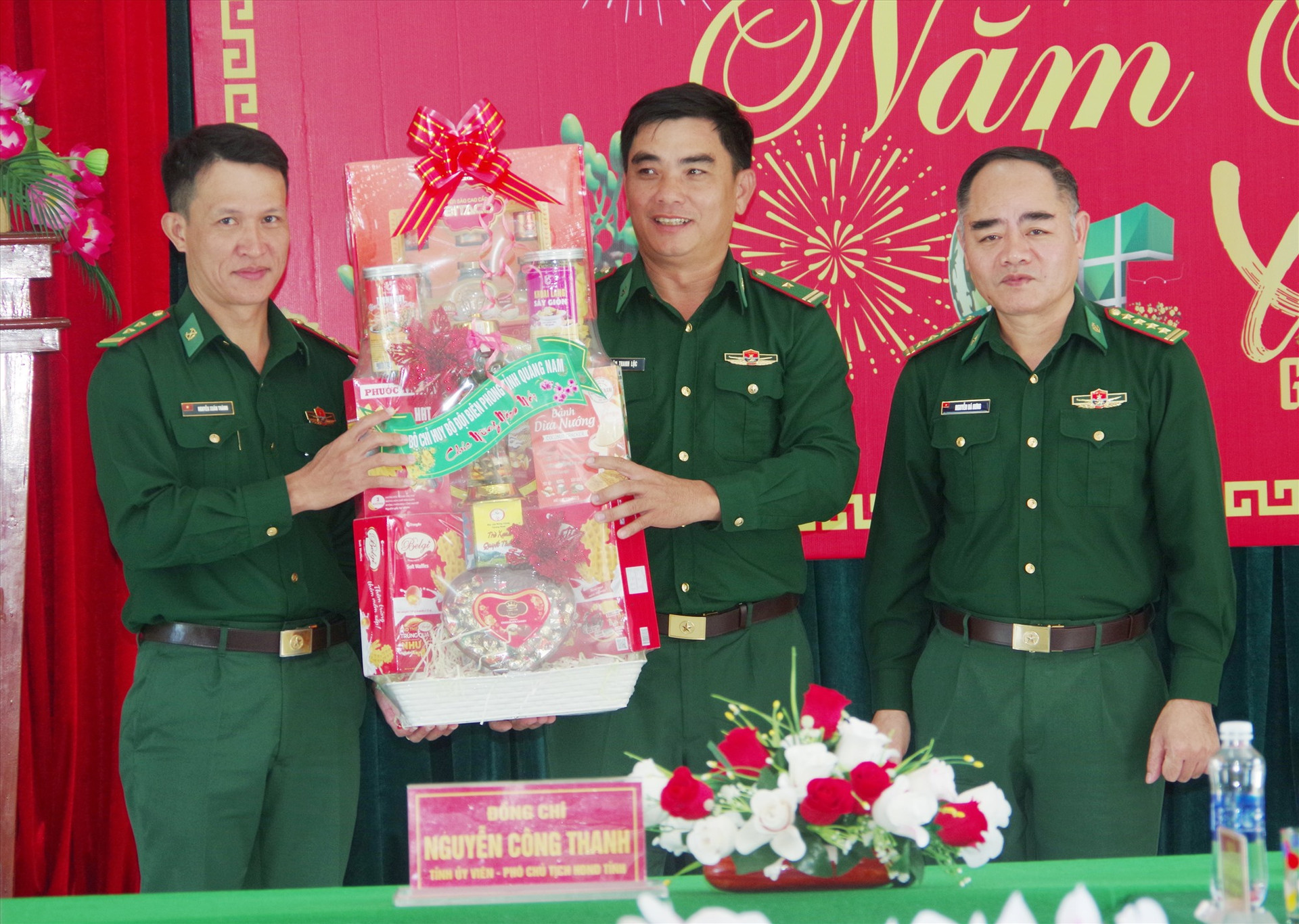 Đại tá Nguyễn Bá Hưng - Phó Chính ủy BĐBP tỉnh tặng quà, chúc tết cán bộ, chiến sĩ Đồn Biên phòng Cửa Đại. Ảnh: HỒNG ANH