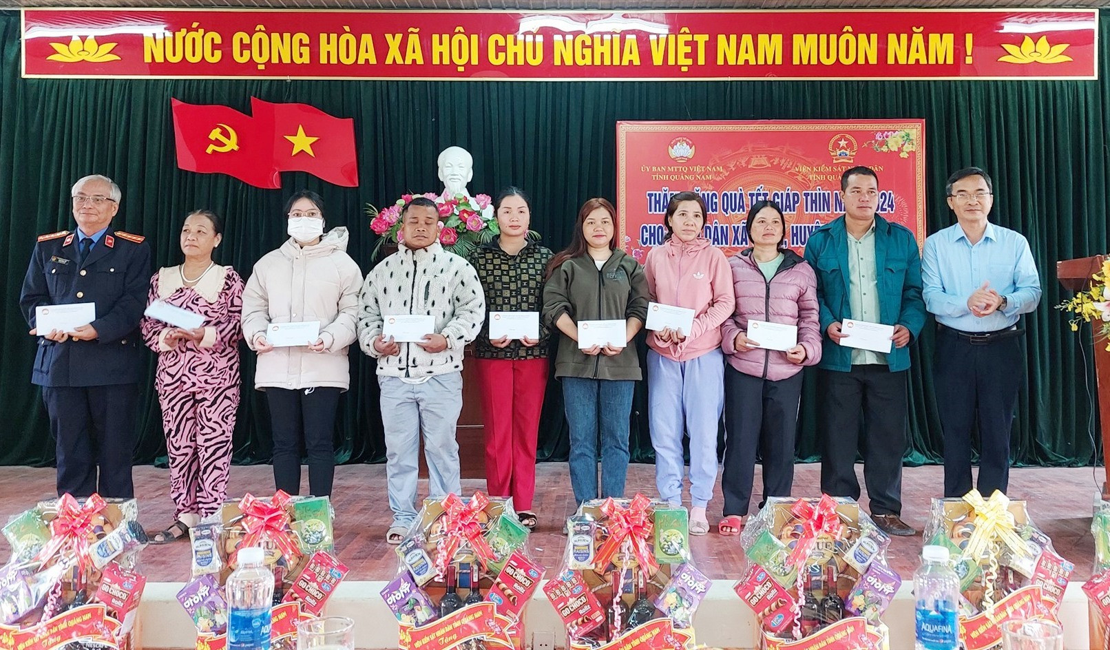 Ủy ban MTTQ Việt Nam tỉnh tặng 2 nhà Đại đoàn kết và nhiều phần quà tết cho xã kết nghĩa Cà Dy (Nam Giang)