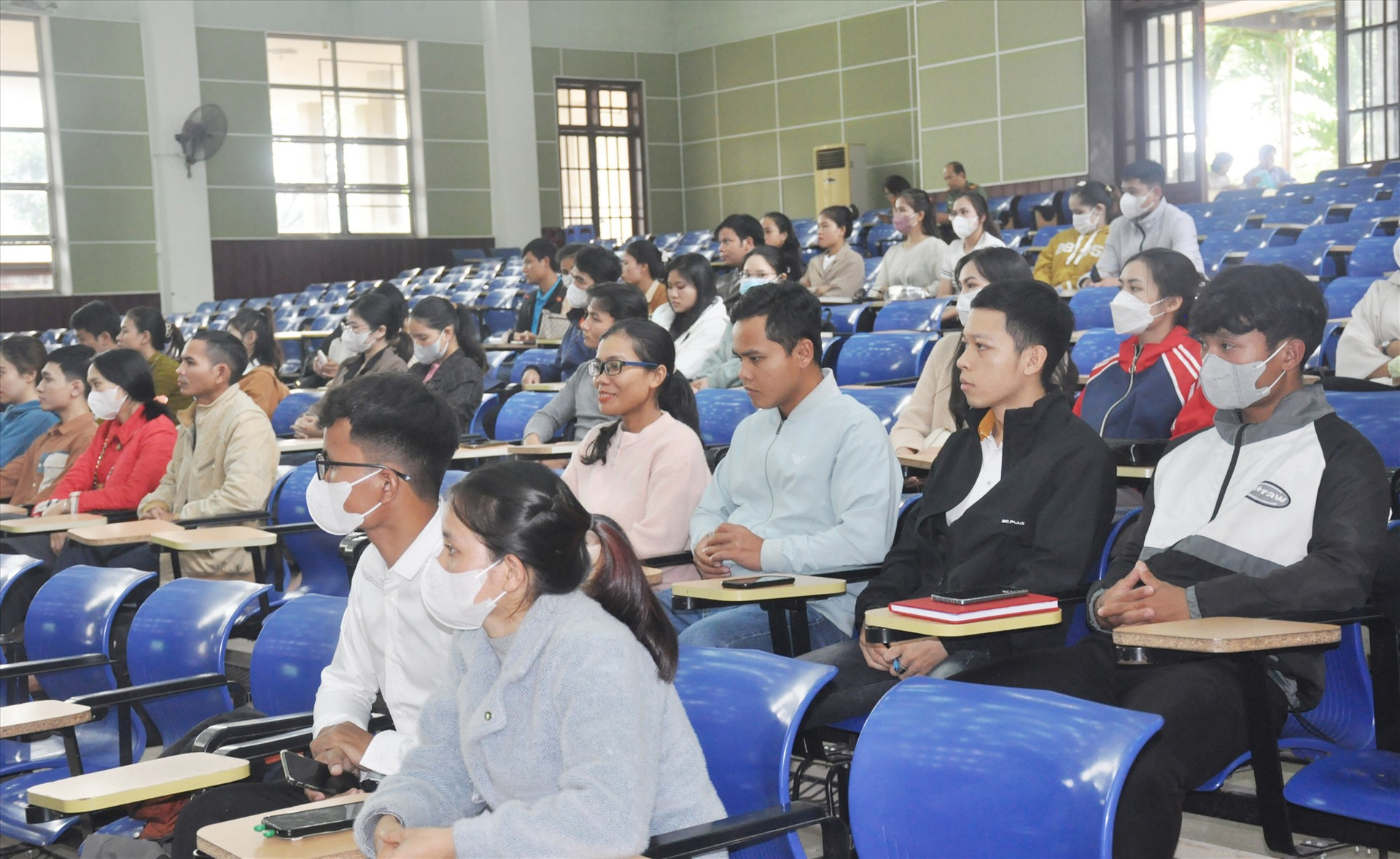 Thí sinh đăng ký dự thi kỳ thi tuyển công chức người dân tộc thiểu số tỉnh Quảng Nam năm 2023 dự khai mạc kỳ thi. Ảnh: N.Đ