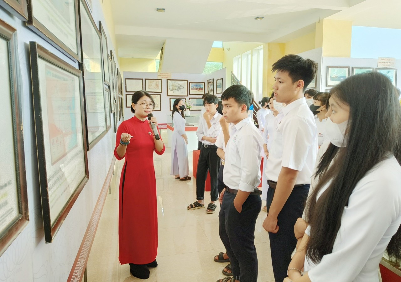 Các đoàn viên thanh niên tìm hiểu những tư liệu quý về Hoàng Sa và Trường Sa tại Trung tâm Văn hóa - thể thao huyện Quế Sơn.    Ảnh: PV