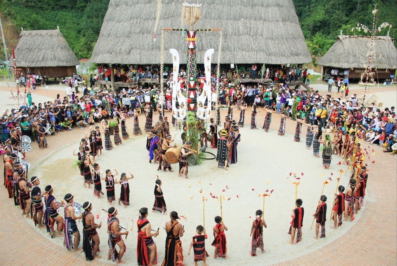 Nhà làng truyền thống là nơi sinh hoạt, hội họp của đồng bào các dân tộc thiểu số ở khu vực miền núi.   Ảnh: PV