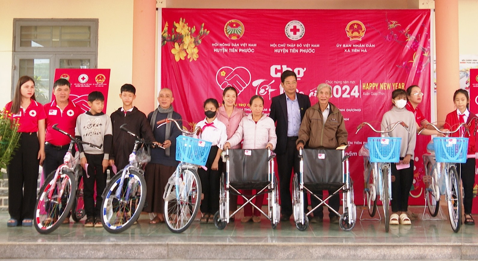 Trao tặng xe đạp cho học sinh nghèo. Ảnh:N.HƯNG