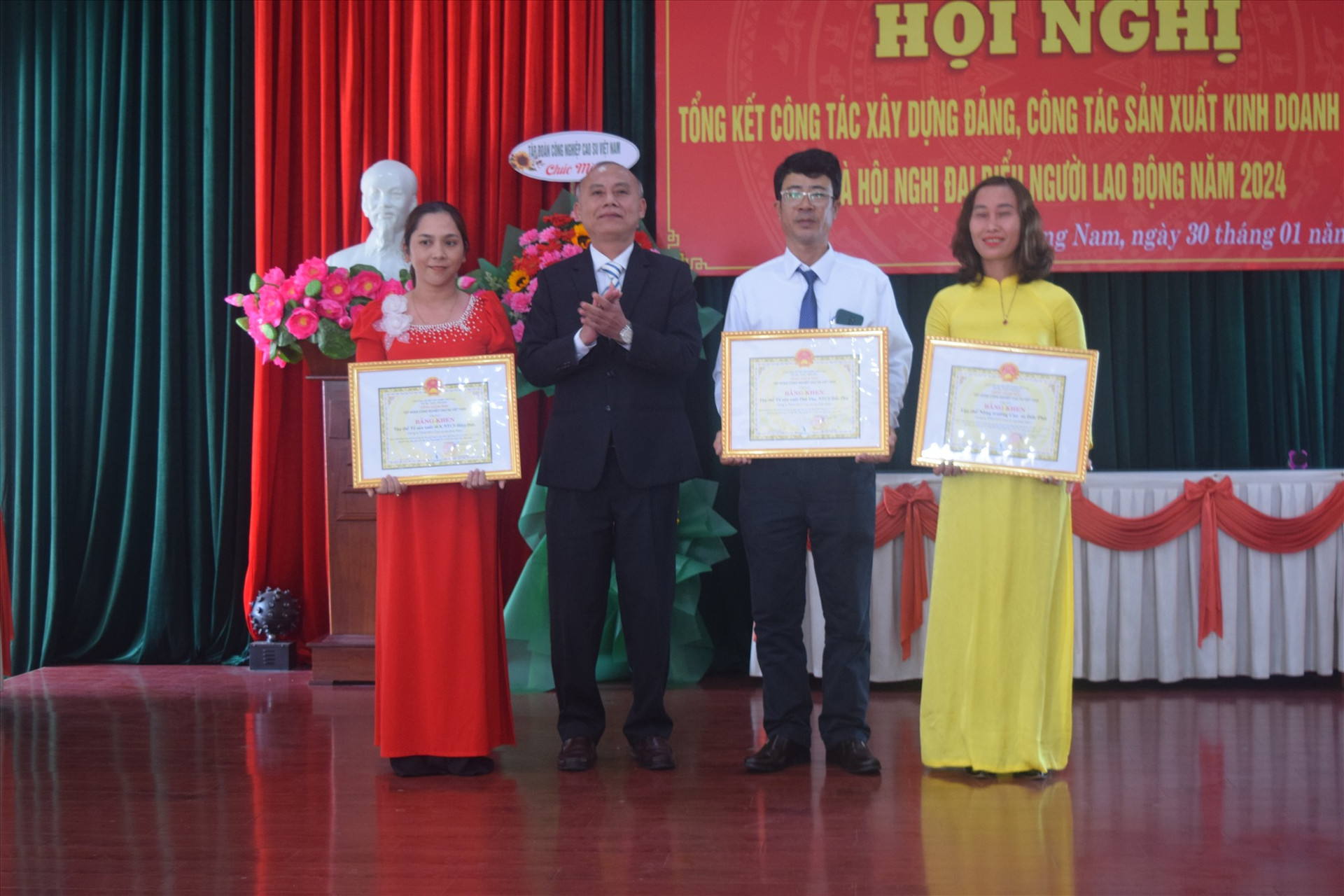 Đại diện lãnh đạo Tập đoàn Công nghiệp Cao sư Việt Nam trao giấy khen cho tập thể, cá nhân hoàn thành tốt nhiệm vụ năm 2023