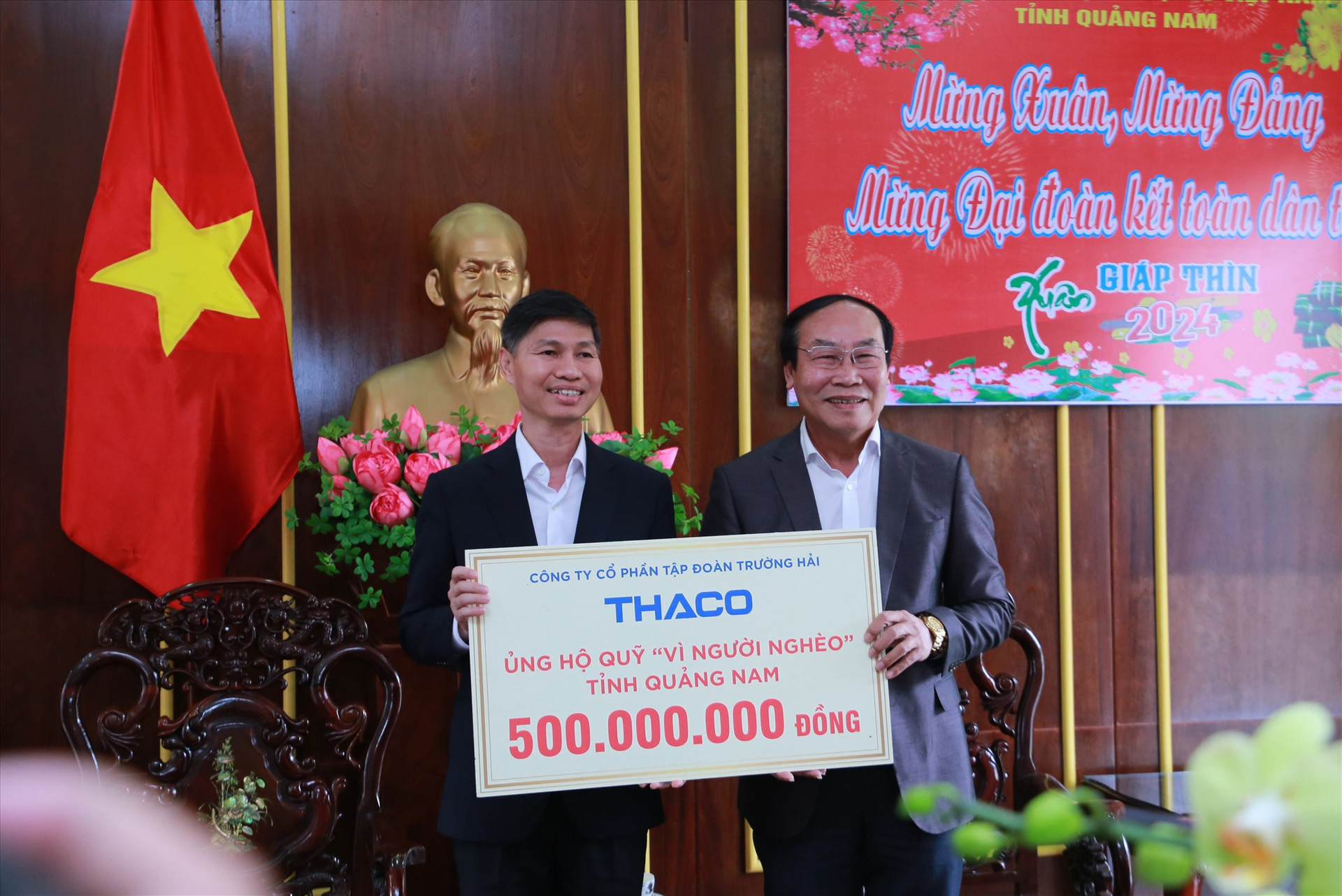 Ông Võ Xuân Ca tiếp nhận 500 triệu đồng ủng hộ quỹ Vì người nghèo tỉnh Quảng Nam từ đại diện THACO.