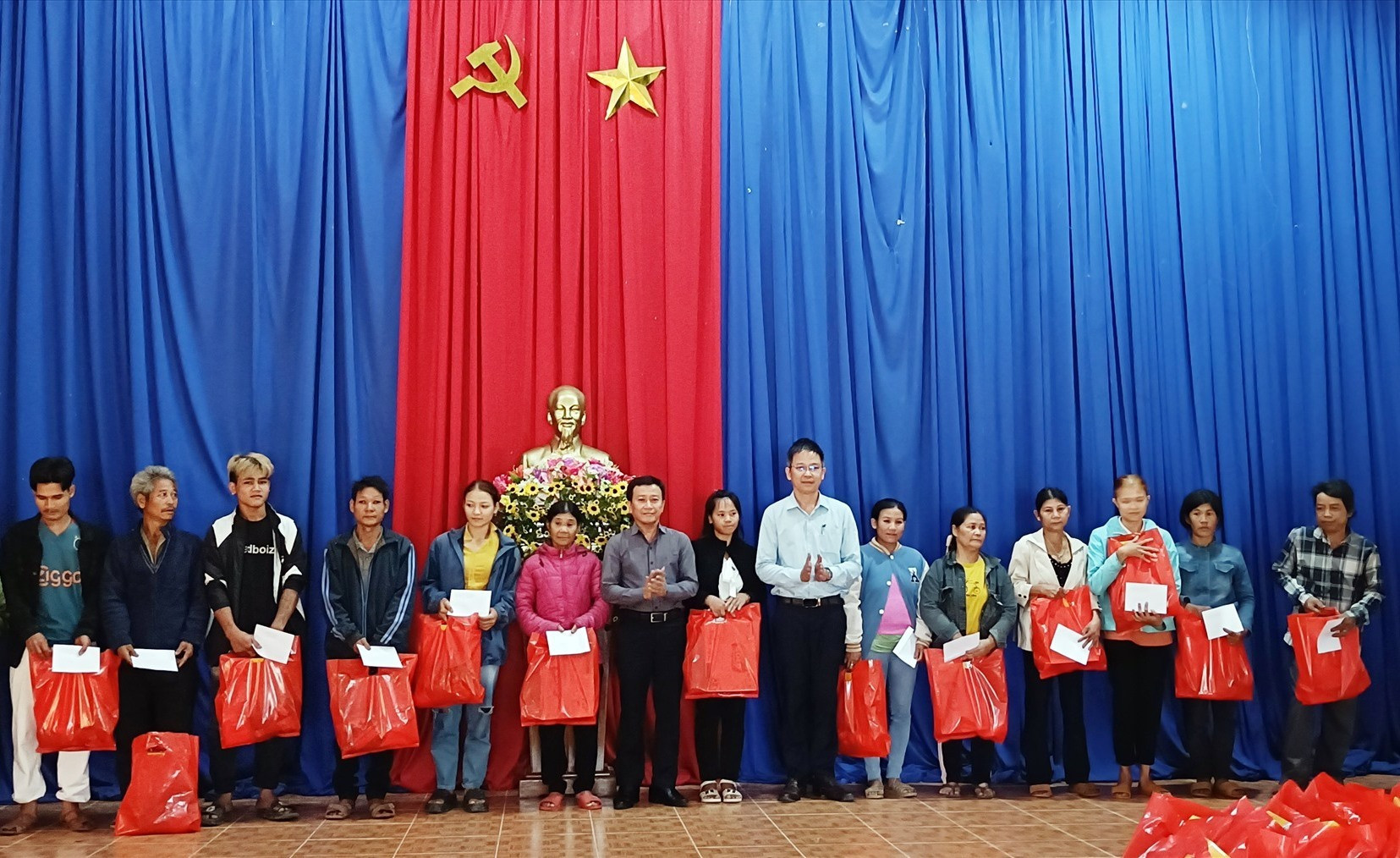 Lãnh đạo Đảng ủy Khối các cơ quan tỉnh tặng quà tết cho nhân dân xã Trà Tân.