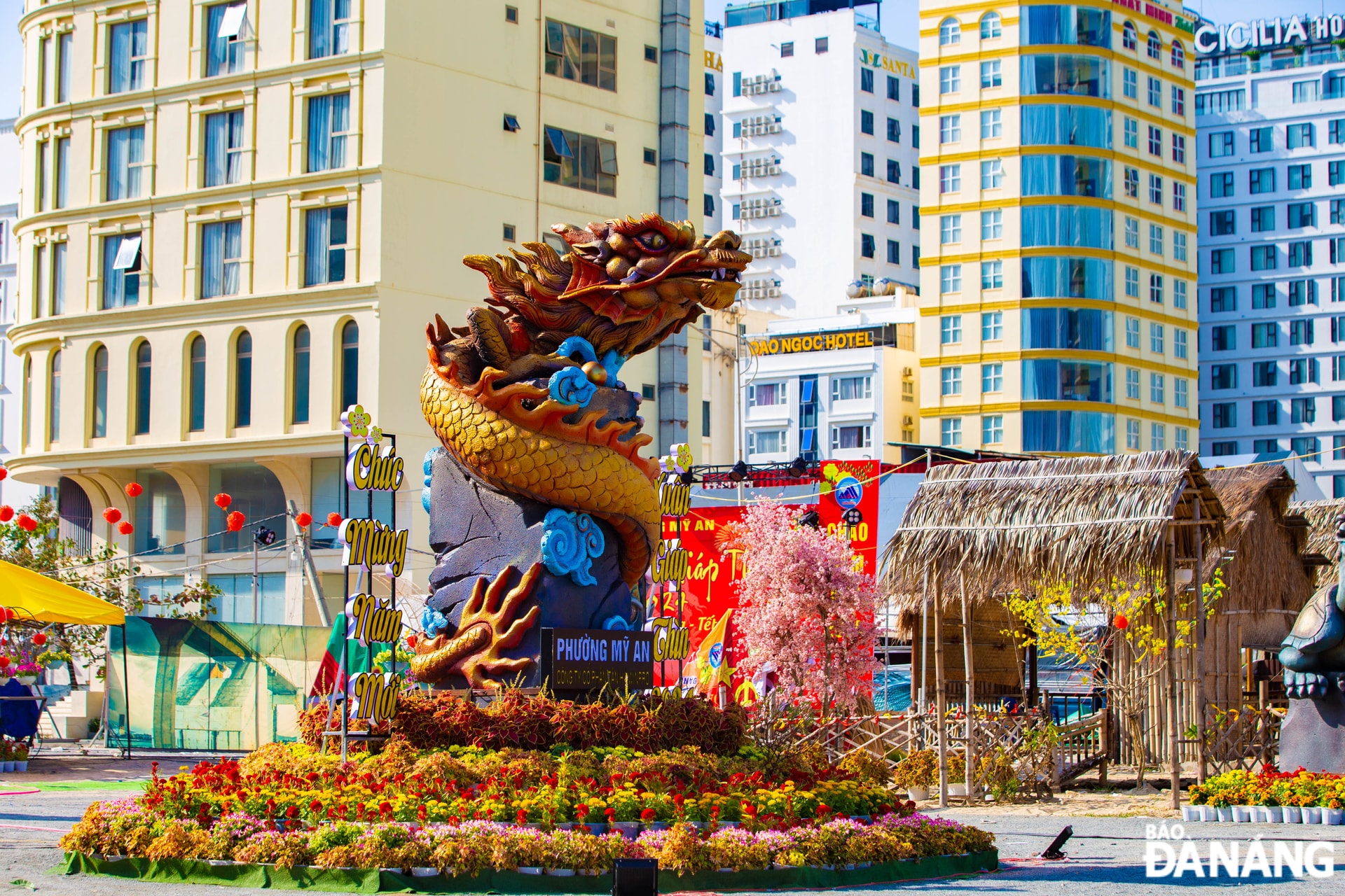 tượng linh vật rồng uy nghi được làm bằng xốp, sơn giả đá được trưng bày.