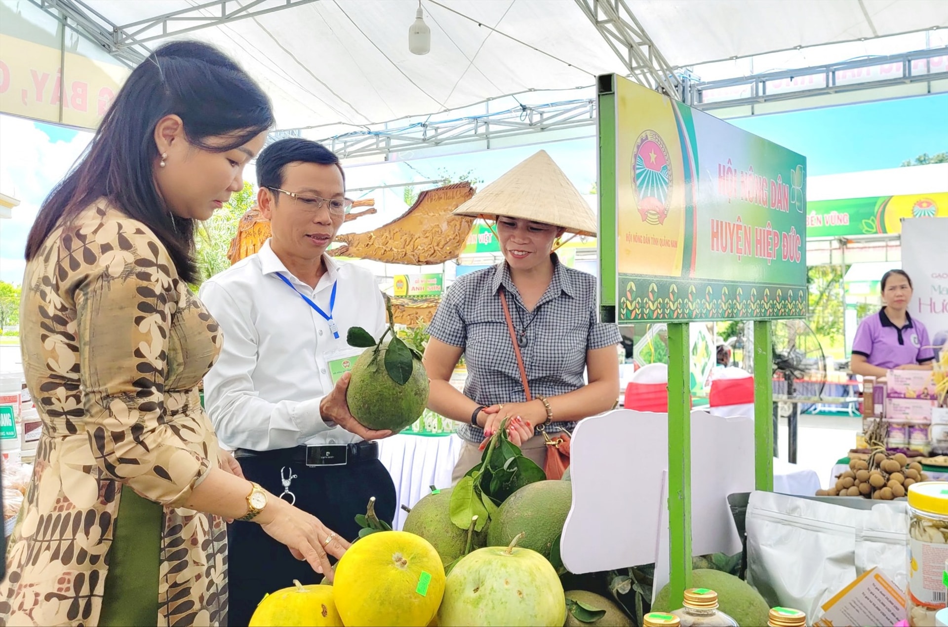 Những năm qua, nhiều chủ thể OCOP của huyện Hiêp Đức được quan tâm hỗ trợ quảng bá, kết nối thị trường tiêu thụ sản phẩm. Ảnh: PV