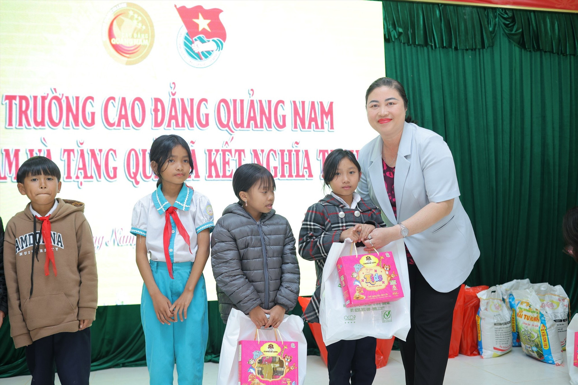 Hiệu trưởng Trường Cao đẳng Quảng Nam Vũ Thị Phương Anh tặng quà tết cho trẻ em. Ảnh: D.L