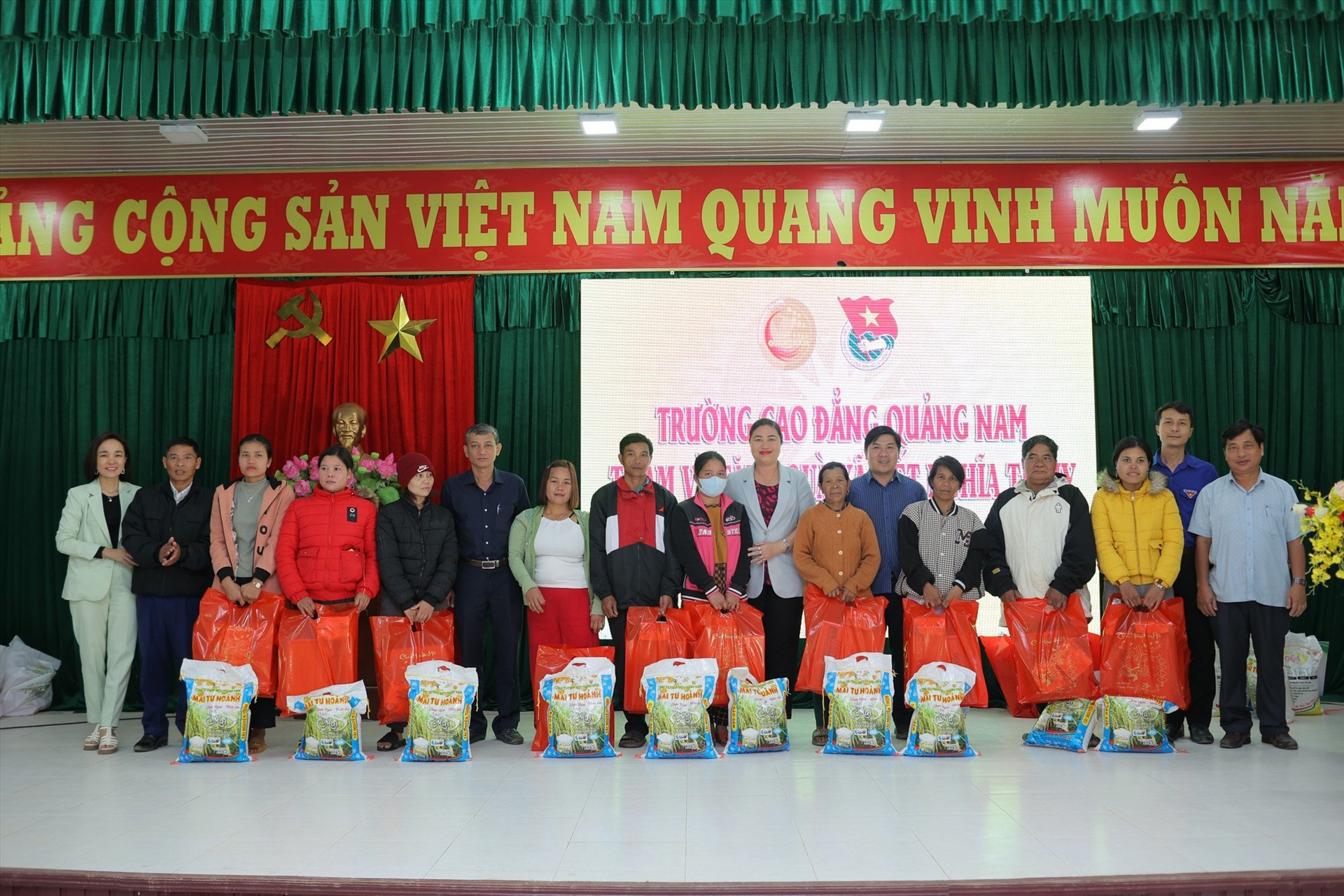 Hộ nghèo xã Tr'Hy nhận quà tết từ Trường Cao đẳng Quảng Nam.