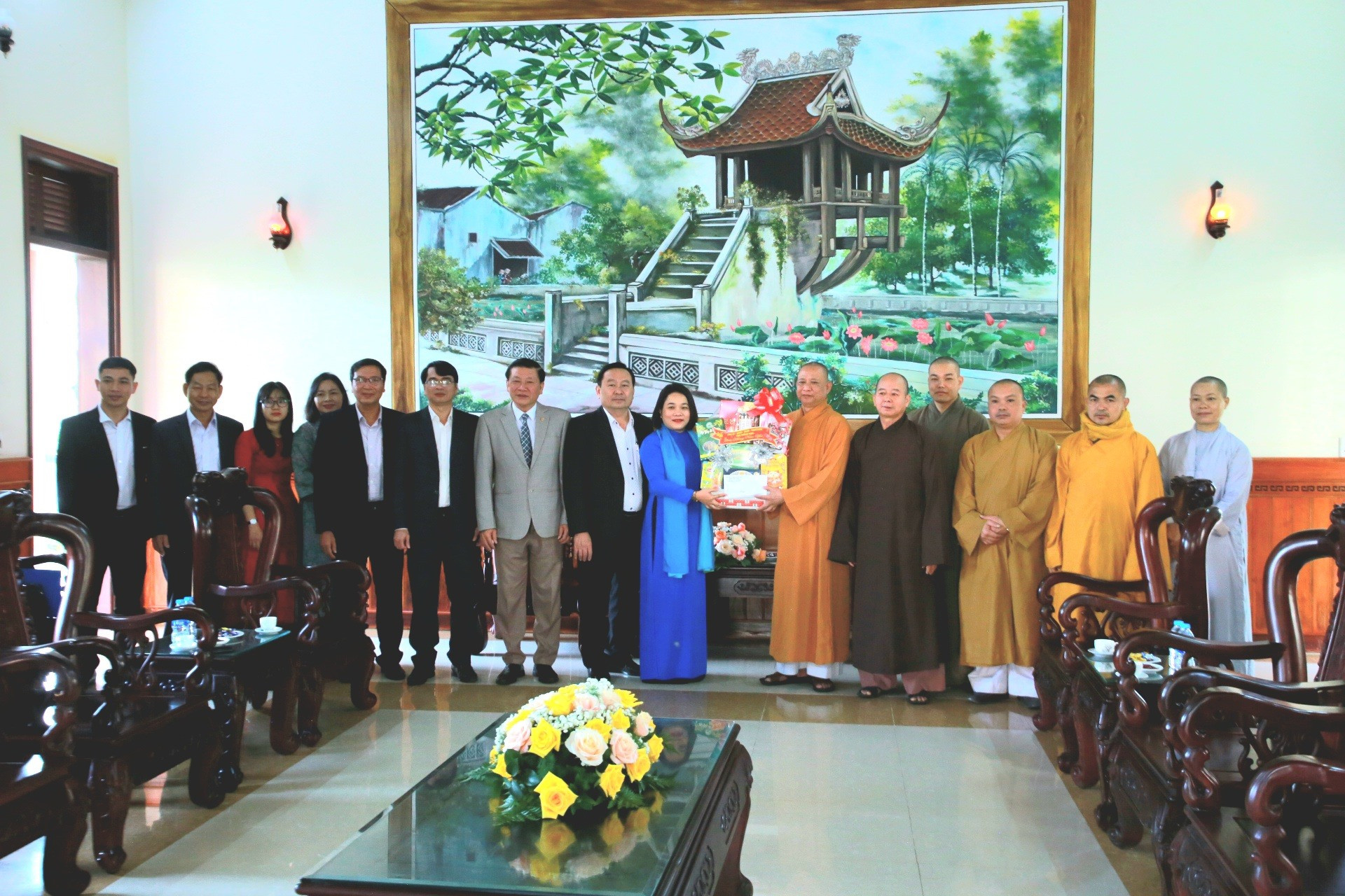Đoàn công tác tặng quà chúc Tết Ban Trị sự Giáo hội Phật giáo Việt Nam tỉnh Quảng Nam.