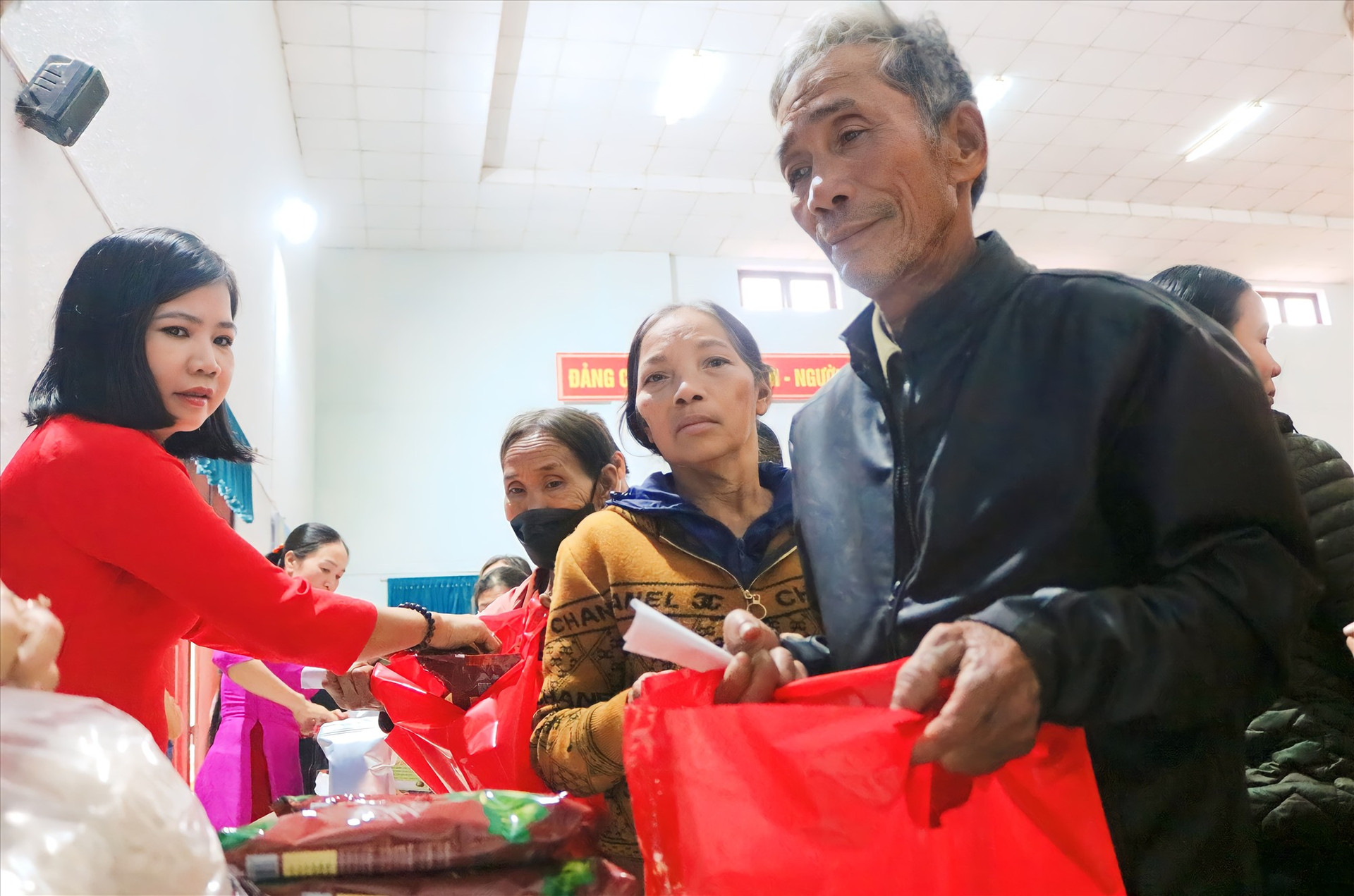 Người dân có hoàn cảnh khó khăn trên địa bàn huyện Phú Ninh được hỗ trợ những phần quà ý nghĩa tại gian hàng tết 0 đồng. Ảnh: T.H