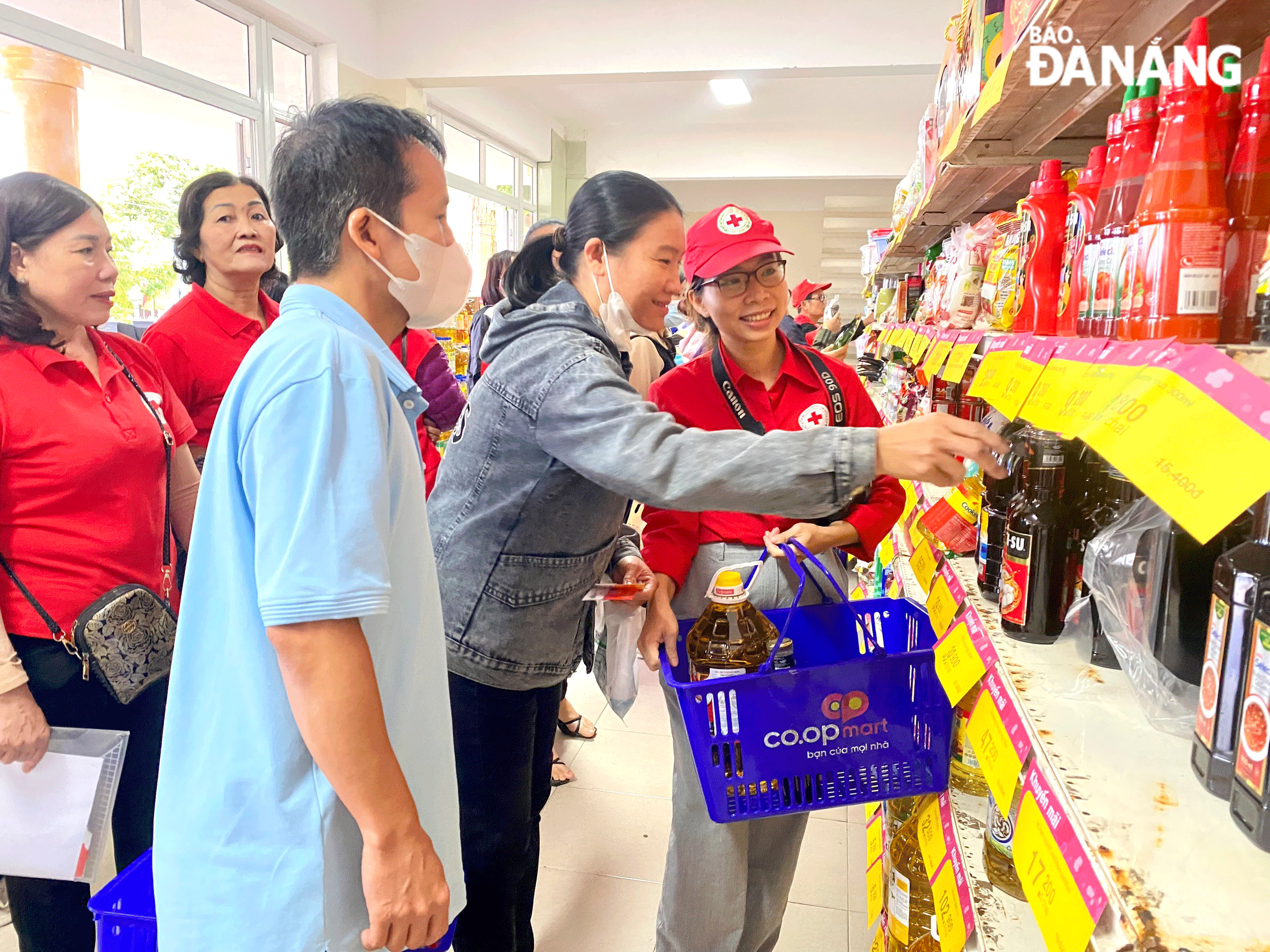 Các hộ có hoàn cảnh khó khăn chọn mua hàng miễn phí tại chợ Tết nhân ái do Hội Chữ thập đỏ thành phố phối hợp với Công ty TNHH Nhà máy bia Heineken Việt Nam tổ chức. Ảnh: L.P