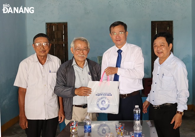 Lãnh đạo Liên minh HTX thành phố trao tặng suất quà đến đại diện các HTX. Ảnh: TRẦN TRÚC
