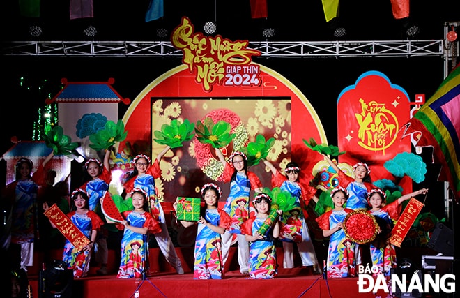 Lễ hội có nhiều hoạt động hấp dẫn, vui nhộn, đậm không khí Tết, thu hút đông đảo người dân đến tham gia. Ảnh: X.D
