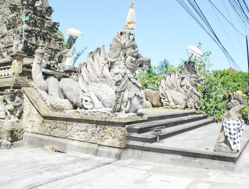 Rồng Makara trang trí trước lối vào một ngôi đền Hindu tại đảo Bali (Indonesia). Ngày nay hình tượng rồng Makara vẫn được tôn thờ phổ biến tại Bali, bảo lưu mẫu hình và tín ngưỡng của linh vật truyền thống này qua nhiều thế kỷ. Ảnh: Nguyễn Tú Anh