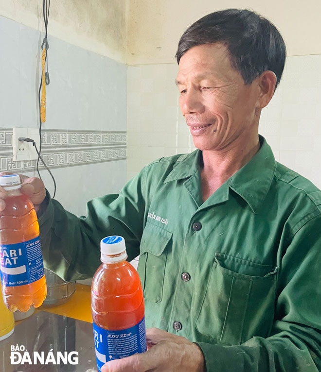 Ông Bùi Hạnh khoe những giọt mật ngọt thơm nơi rừng sâu. Ảnh: H.T.V