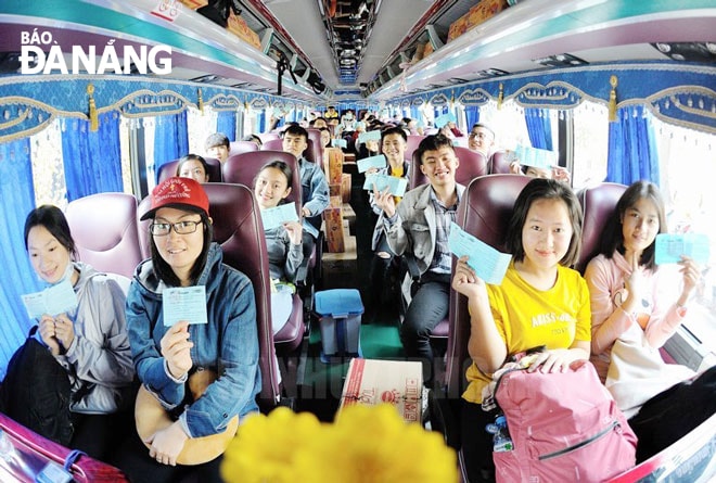 Những chiếc vé xe miễn phí từ chính tấm lòng của những người đồng hương. Ảnh: S.T