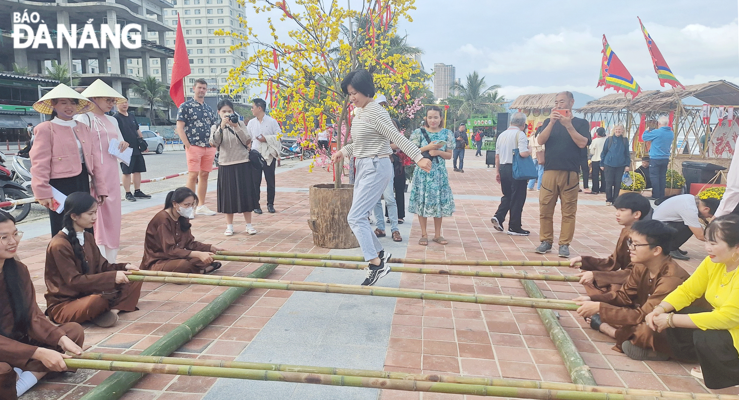 Du khách thích thú chơi nhảy sạp tại bãi biển Mỹ An. Ảnh: THU HÀ