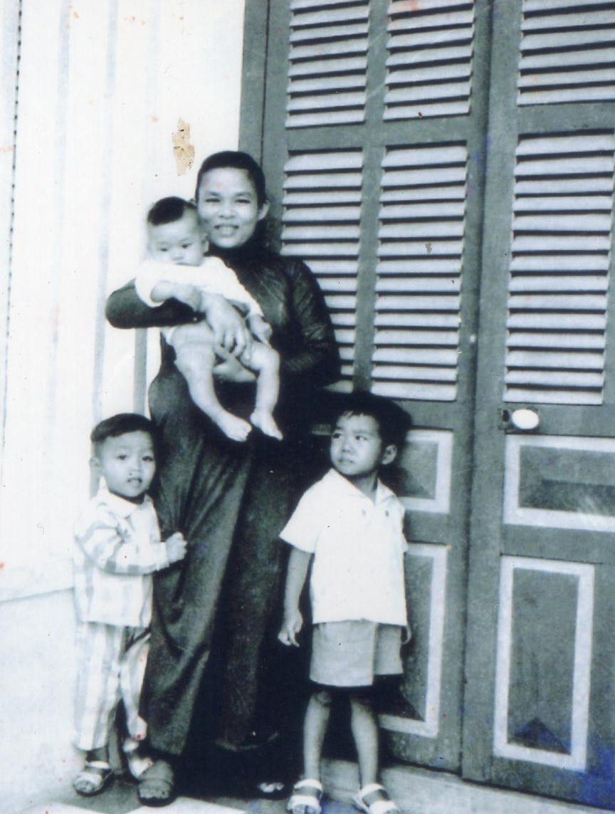 Ngày xưa được mẹ dẫn đi chợ tết (từ phải: Nhà thơ Lê Minh Quốc - áo trắng).