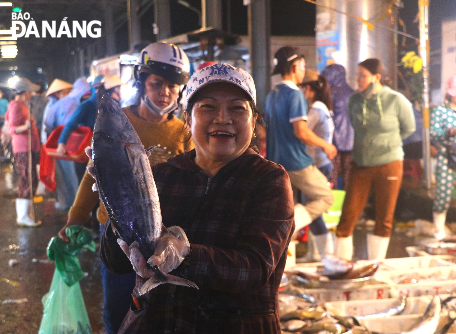 Không khí chợ cá trong những ngày cuối năm rất nhộn nhịp và tập nập.