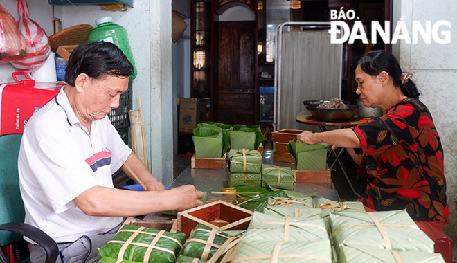 Hơn 70 tuổi, sức khỏe không được như xưa, nhưng ông Nguyễn Cao Đài phải làm việc từ 5 giờ sáng đến 12 giờ khuya mỗi ngày, để bảo đảm số lượng bánh chưng đã được đặt trước.